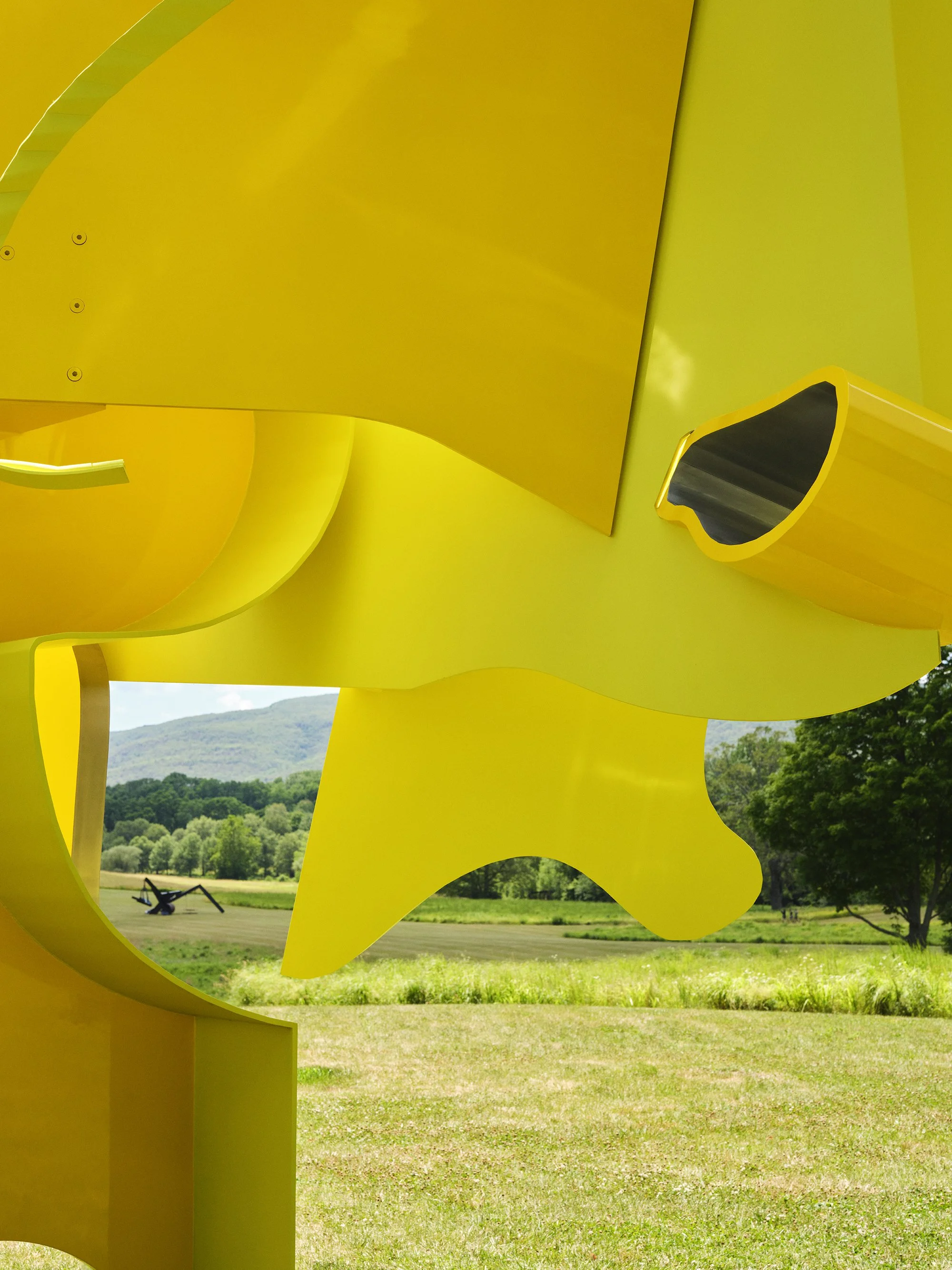  Arlene Shechet,As April, 2024.Courtesy of the Artist and PaceGallery. Installation view ofArlene Shechet: Girl Groupat StormKing art Center. Photo by David Schulze 