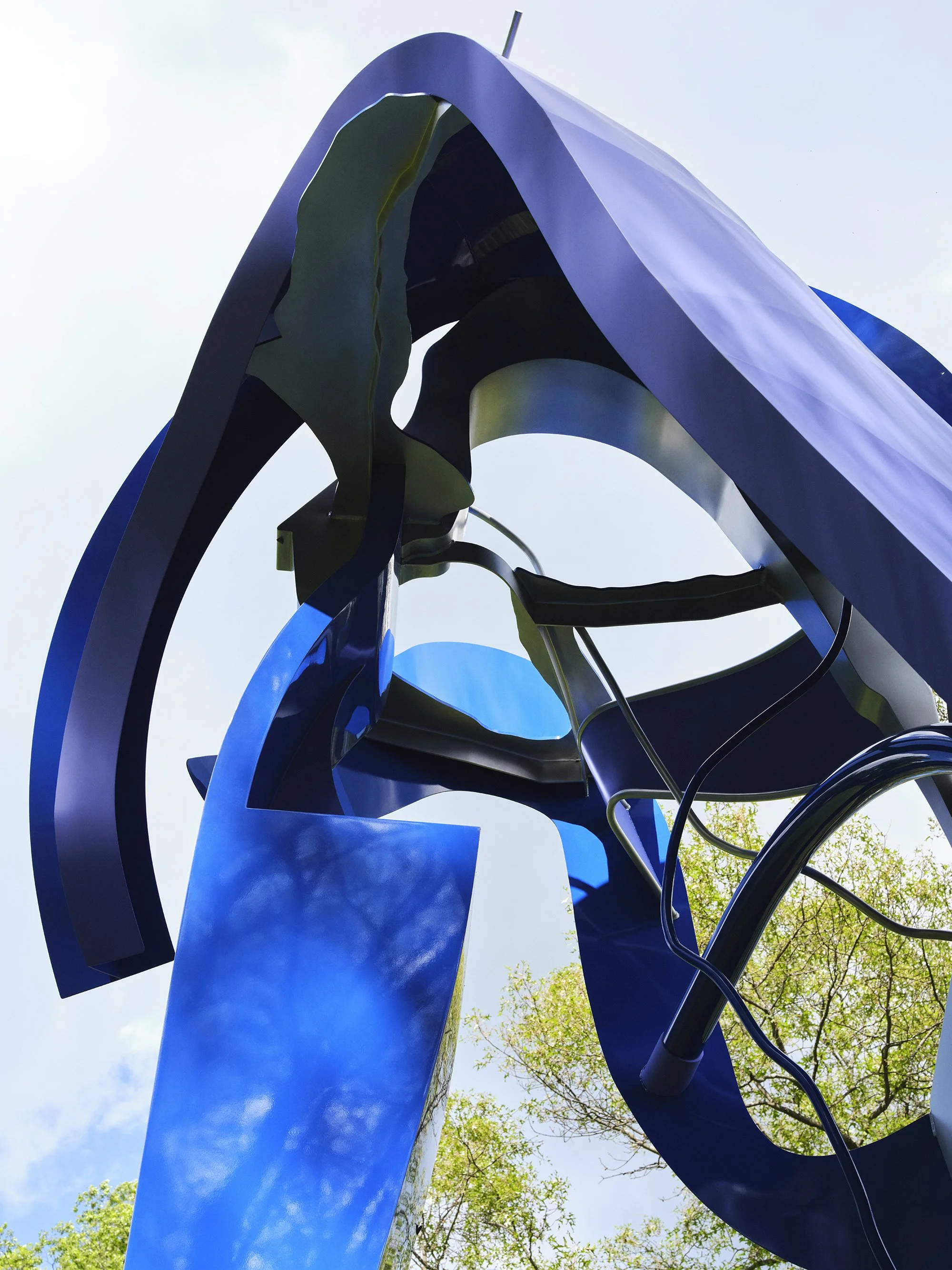  Arlene Shechet,Rapunzel, 2024.Courtesy of the Artist and PaceGallery. Installation view ofArlene Shechet: Girl Groupat StormKing art Center. Photo by David Schulze 