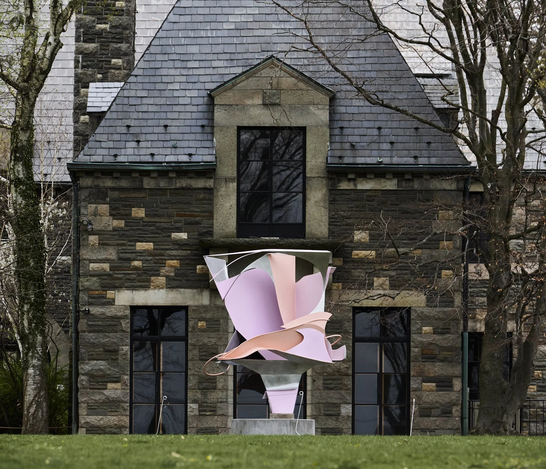  Arlene Shechet,Dawn, 2024.Courtesy of the Artist and PaceGallery. Installation view ofArlene Shechet: Girl Groupat StormKing art Center. Photo by David Schulze 