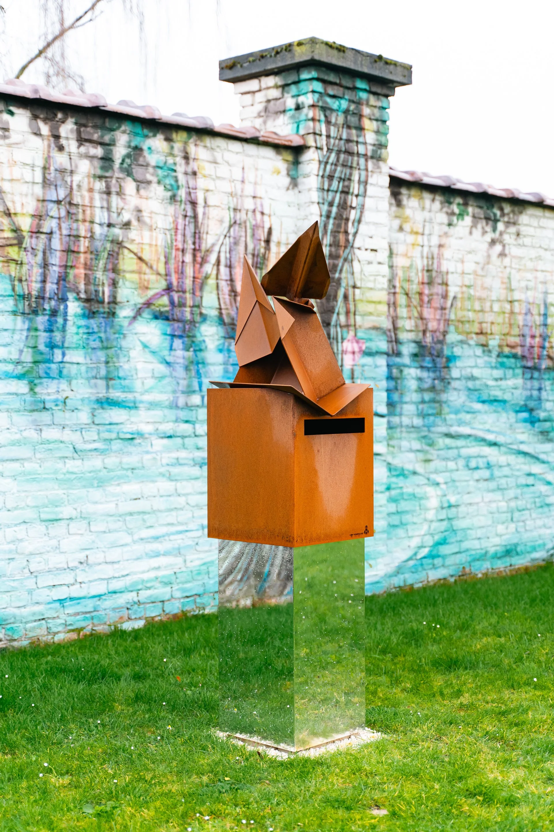 papieren-vliegtuigje-ontwerp-metaal-hemelbrievenbus-halle-begraafplaats-2.jpg
