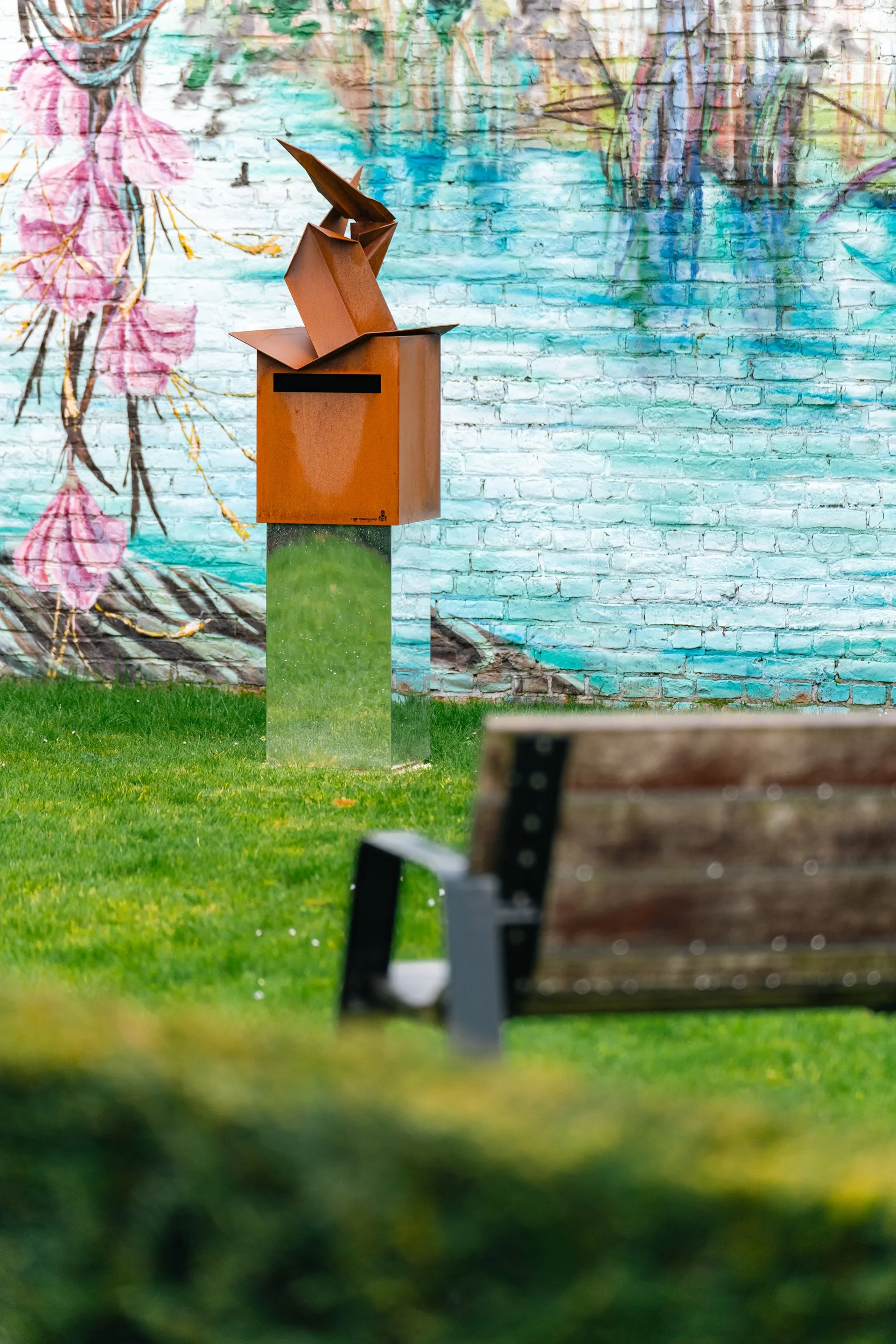 papieren-vliegtuigje-ontwerp-metaal-hemelbrievenbus-halle-begraafplaats-12.jpg
