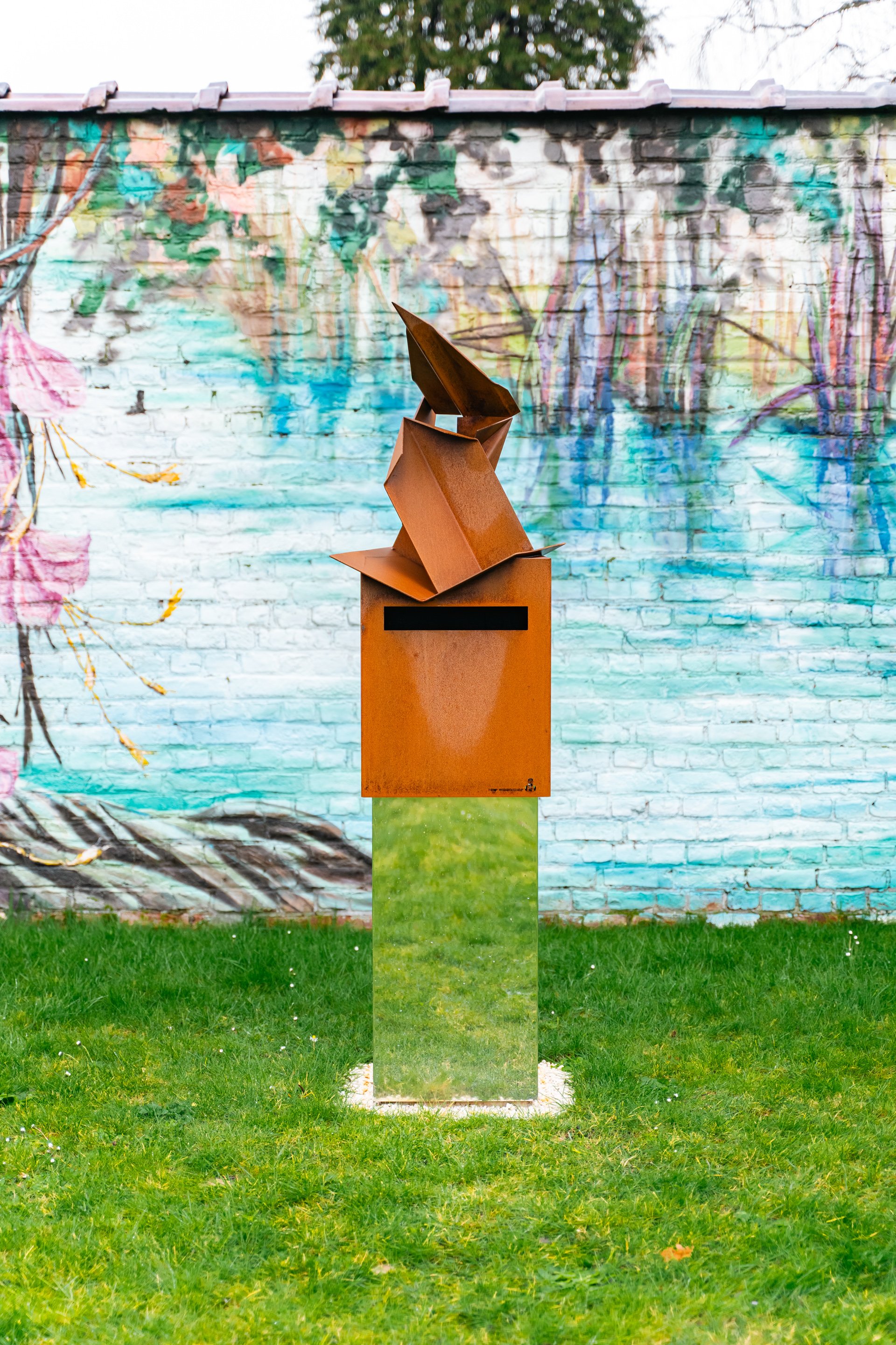 papieren-vliegtuigje-ontwerp-metaal-hemelbrievenbus-halle-begraafplaats.jpg