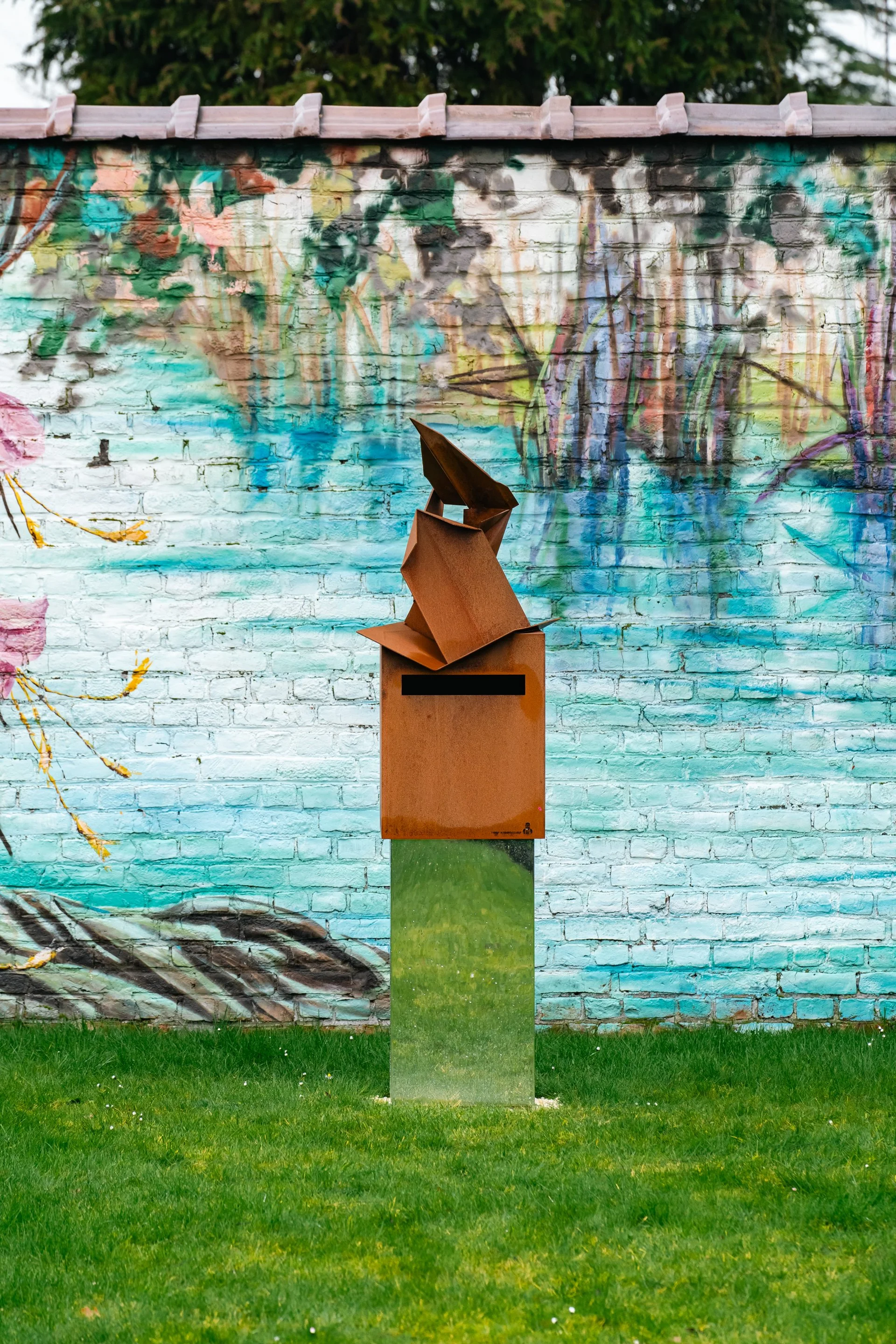 papieren-vliegtuigje-ontwerp-metaal-hemelbrievenbus-halle-begraafplaats-15.jpg