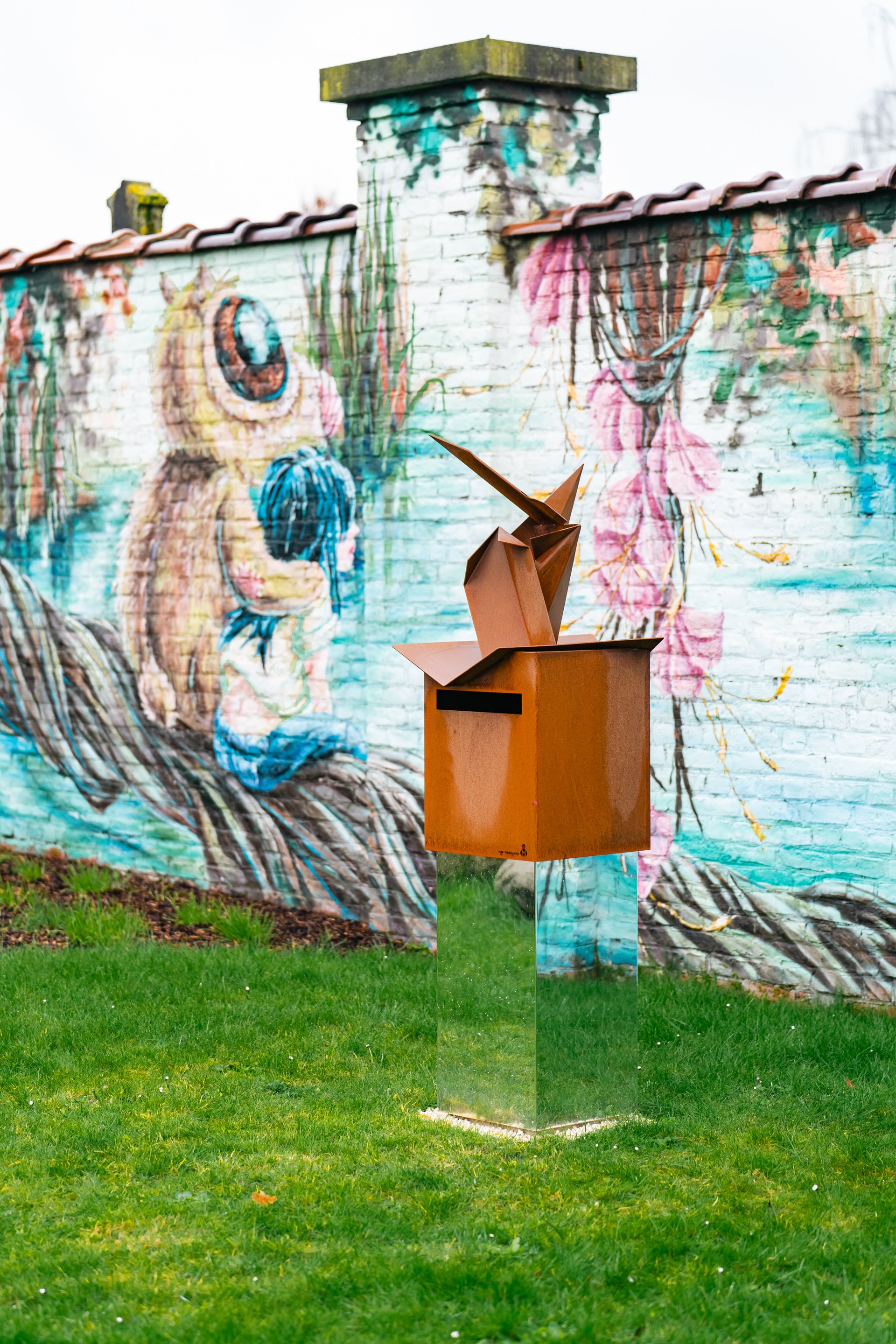 papieren-vliegtuigje-ontwerp-metaal-hemelbrievenbus-halle-begraafplaats-14.jpg