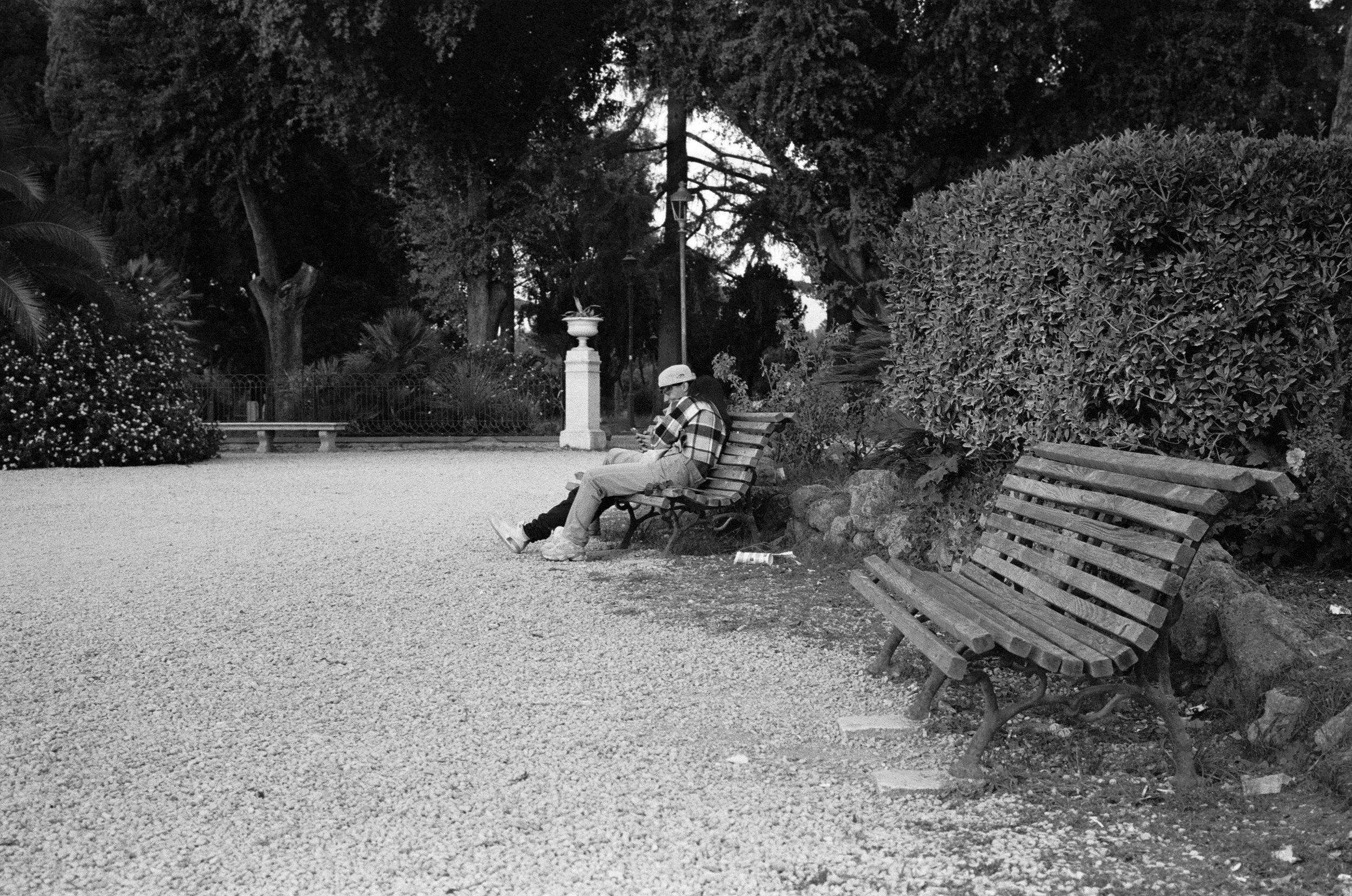 Couple, Villa Borghese, Rome. Kodak Tri-X 400.