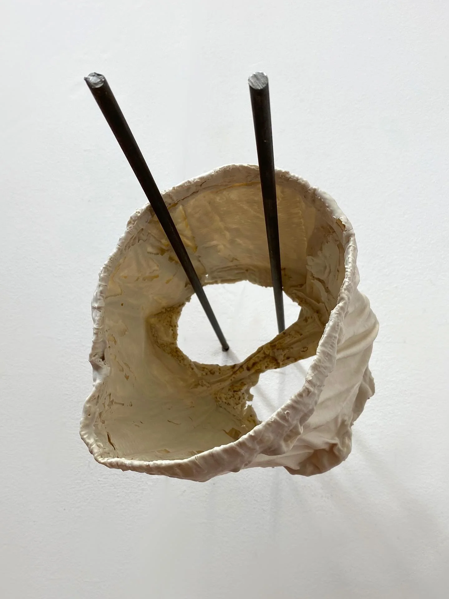 Porcelain drawers,
Porcelain and metal sculpture.