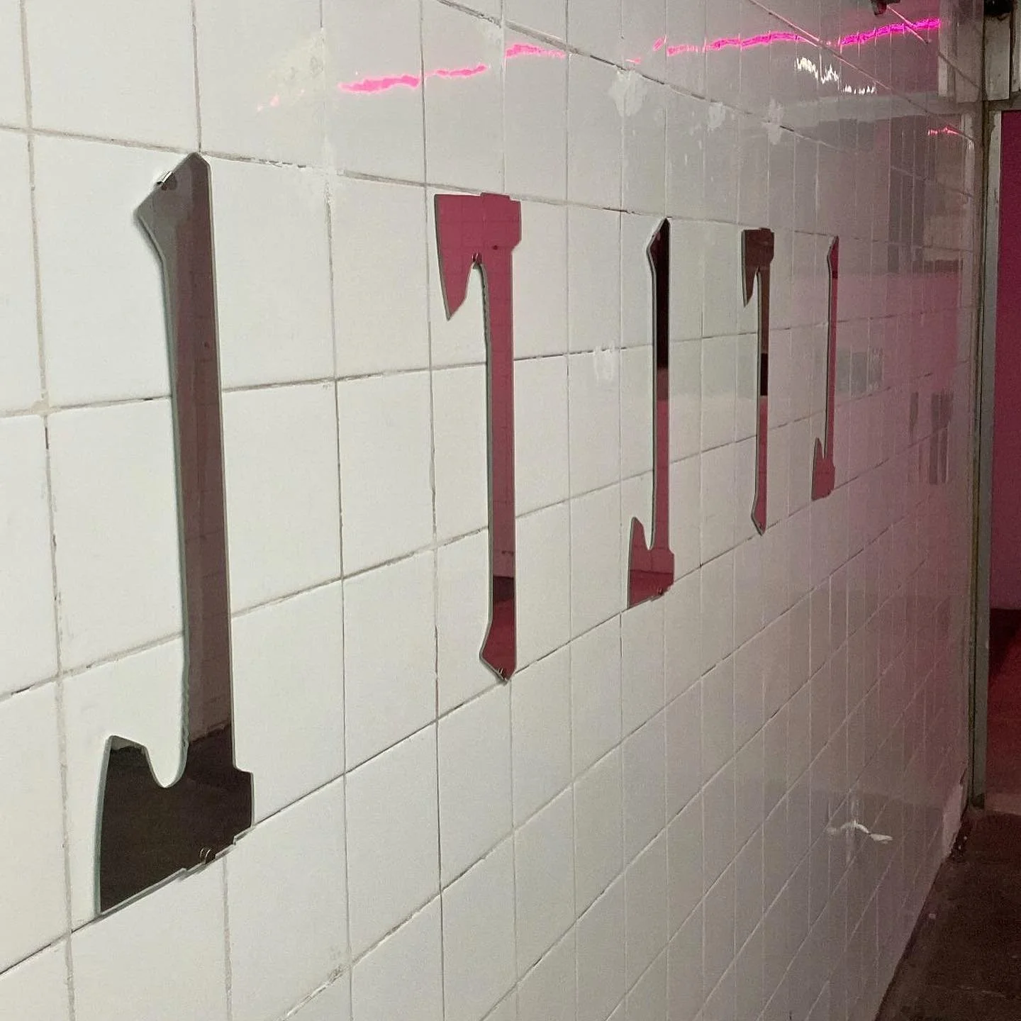 Doce hachas y un besito
 
Piercing de ombligo 
@okela.lantegia @la.vida.es.mear @samu_rg_69