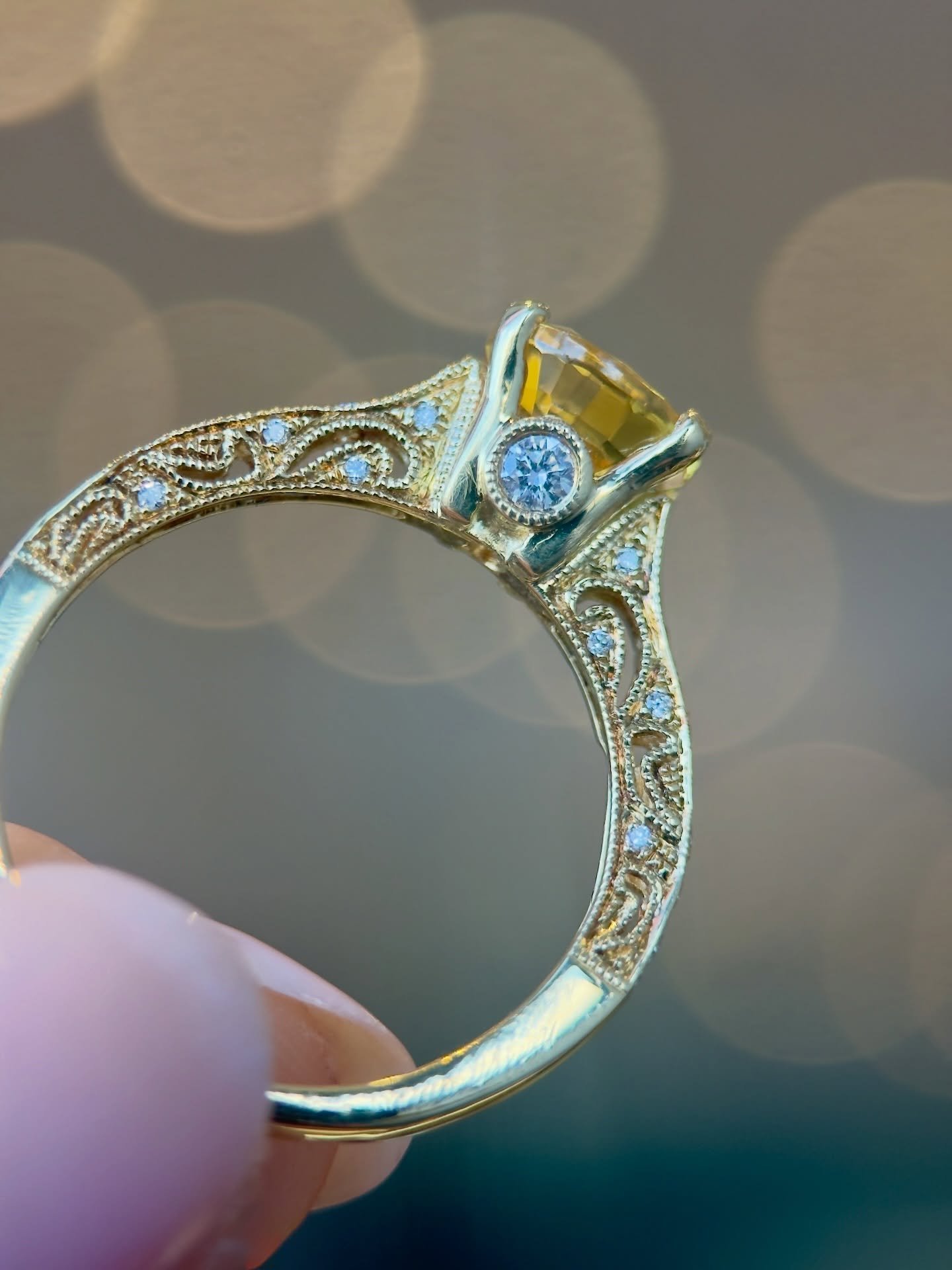 Fave photo Friday! 💫

I was loving detail and texture this week: close up gemstones, crusty bread, the sunlight hitting the food *just so* 👌

Ps, apologies in advance for the jump scare with the last photo. Sometimes my cat sleeps with his eyes ope