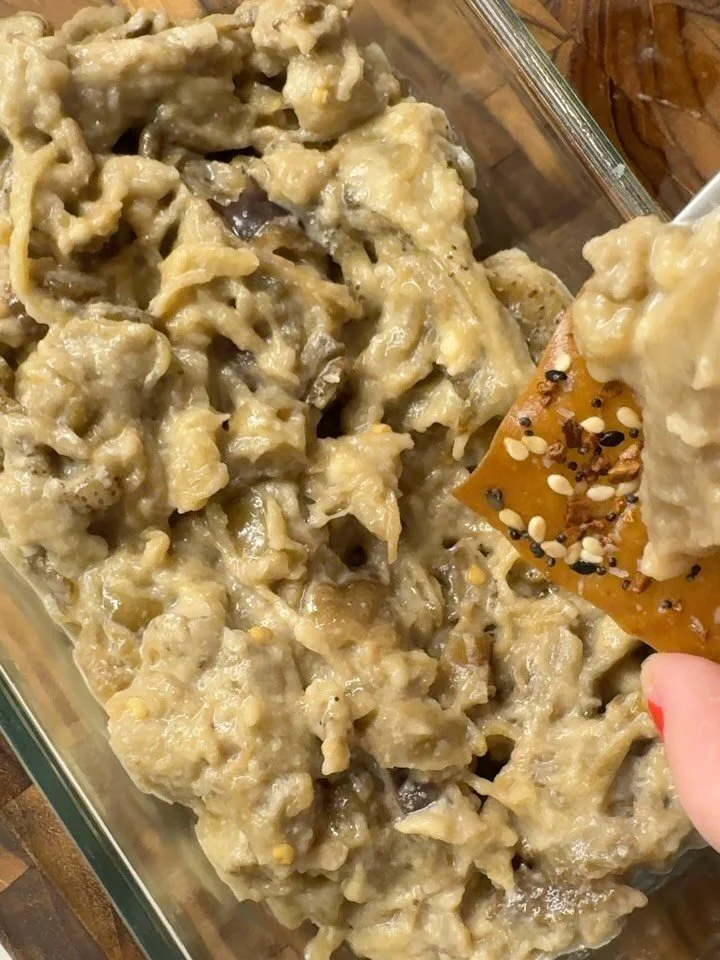 Swipe for 5 steps to your dip dinner: the silkiest baba ganoush 🤎
1. Roast your aubergines (oven or BBQ)
2. Peel + drain. A watery dip is an ick
3. Grate in garlic
4. Lots of lemon juice
5. Tahini. Whisk it till smooth and creamy.
#diprecipe
