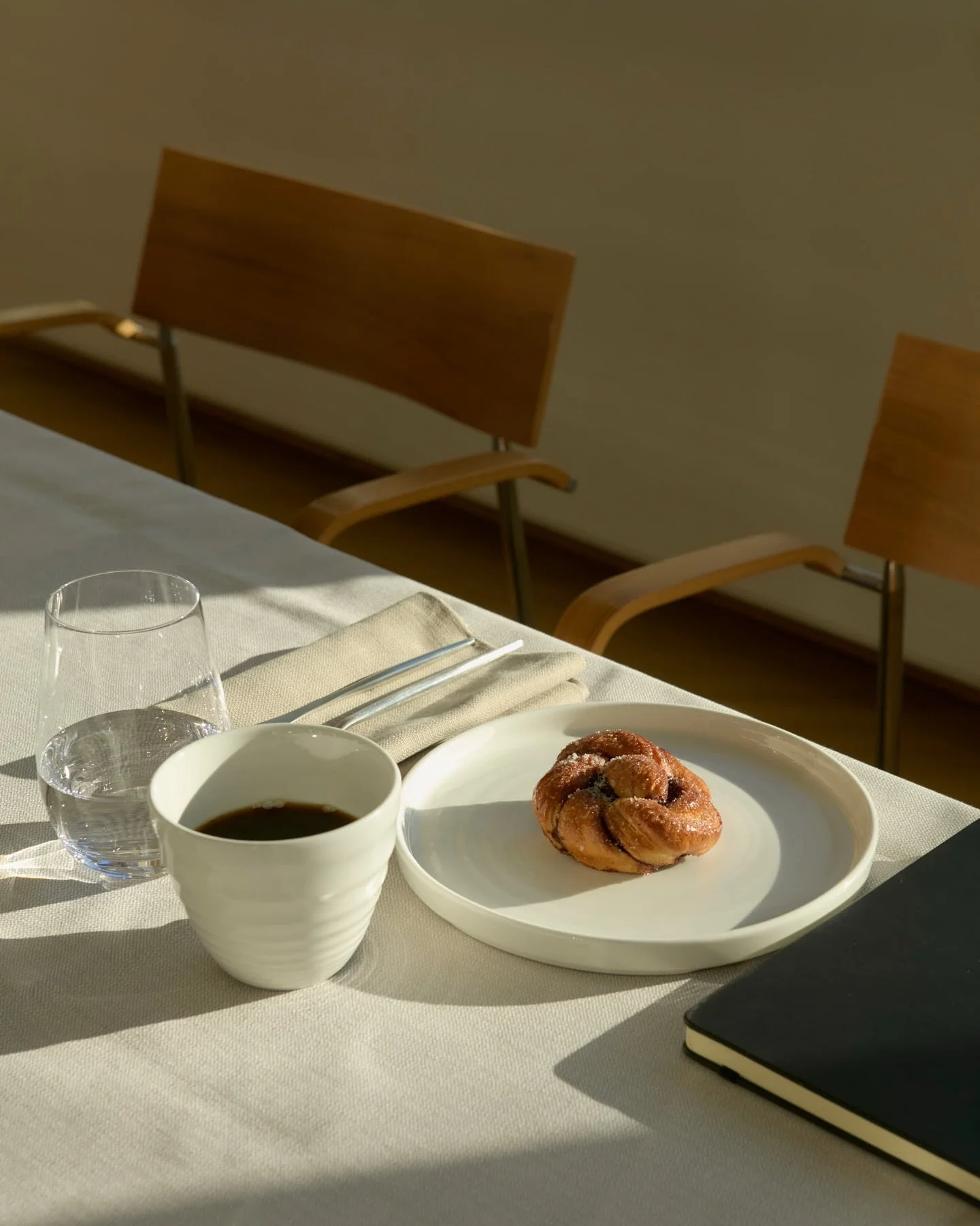 Start jeres konference med vores konditors kardemommesnurre. Hver en snurre er bagt med n&aelig;rv&aelig;r og h&aring;ndrullet af konditoriet.

#gourmetcatering #essenscatering #konferencecatering #konferenceforplejning