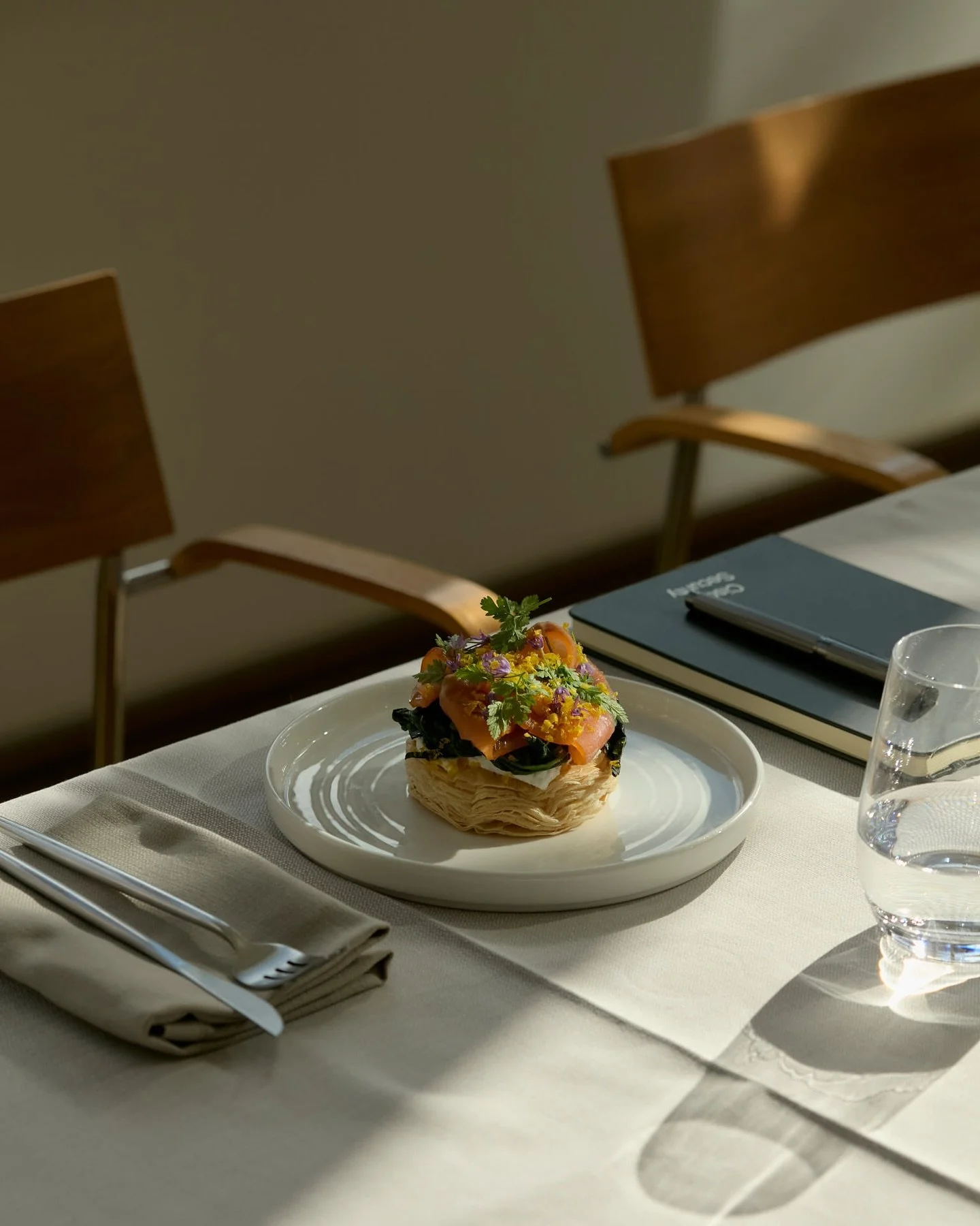 Hos Essens er menuen mere end blot en vej til energi. Det er en smagsoplevelse, der skaber gl&aelig;de og som fuldender jeres firmaarrangement.

Fork&aelig;l dine m&oslash;dedeltagere med vores frokost, der kan byde p&aring; r&oslash;get laks med sau