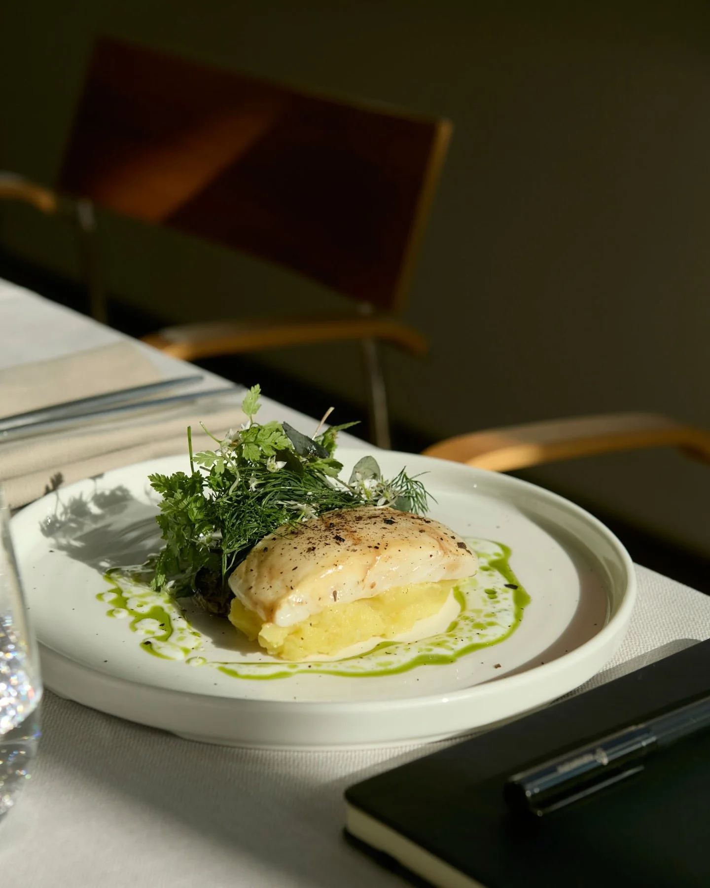 Hos Essens er I i trygge h&aelig;nder gennem hele processen. Uanset, hvor i landet jeres event foreg&aring;r, s&oslash;rger vores team for projektledelse, levering og pr&aelig;sentation ned til mindste detalje.

#gourmetcatering #essenscatering #konf