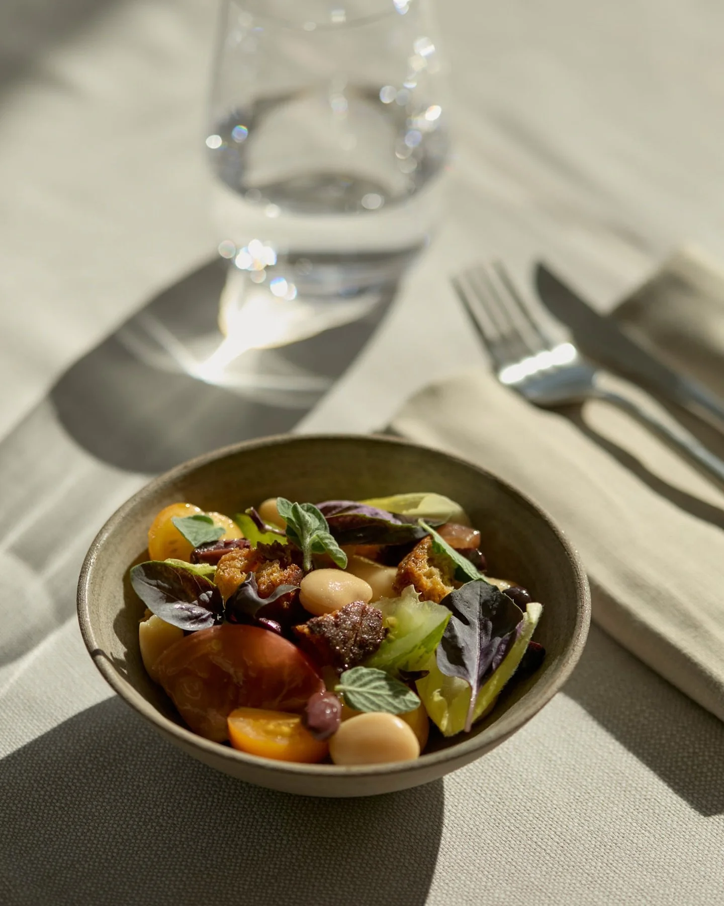 Gourmet catering med 30-60 % &oslash;kologi 🌱

Hos Essens skaber vi mad med omtanke for mennesker, r&aring;varer og milj&oslash;. For os er b&aelig;redygtighed en naturlig del af alt, vi skaber.

Vi er stolte af, at vores k&oslash;kken modtog Det &O