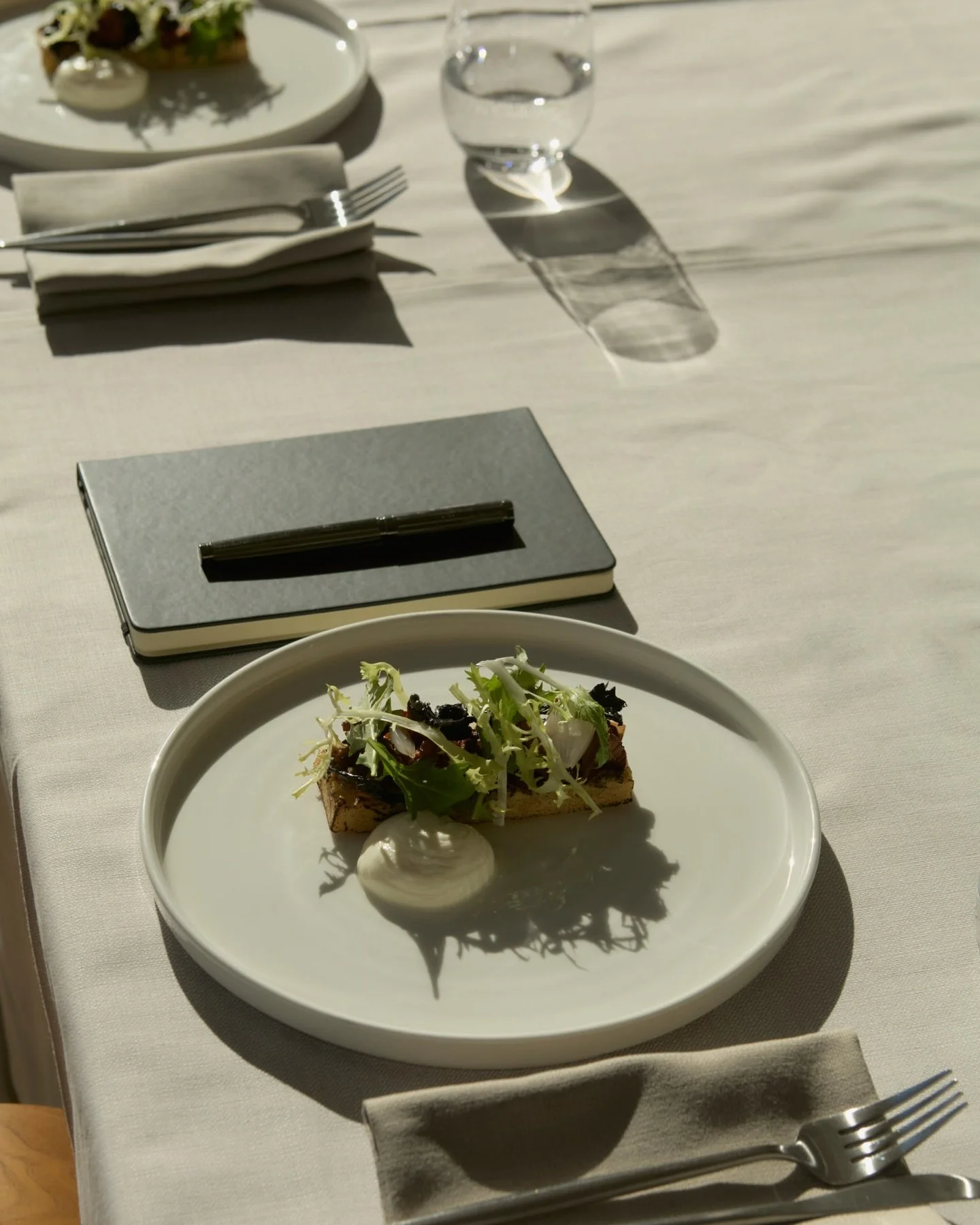 Nyd gourmet catering til eksklusive events med 200 - 20.000 g&aelig;ster i hele landet med Essens. Vi leverer madoplevelser p&aring; h&oslash;jeste niveau til konferencer og firmaevents.