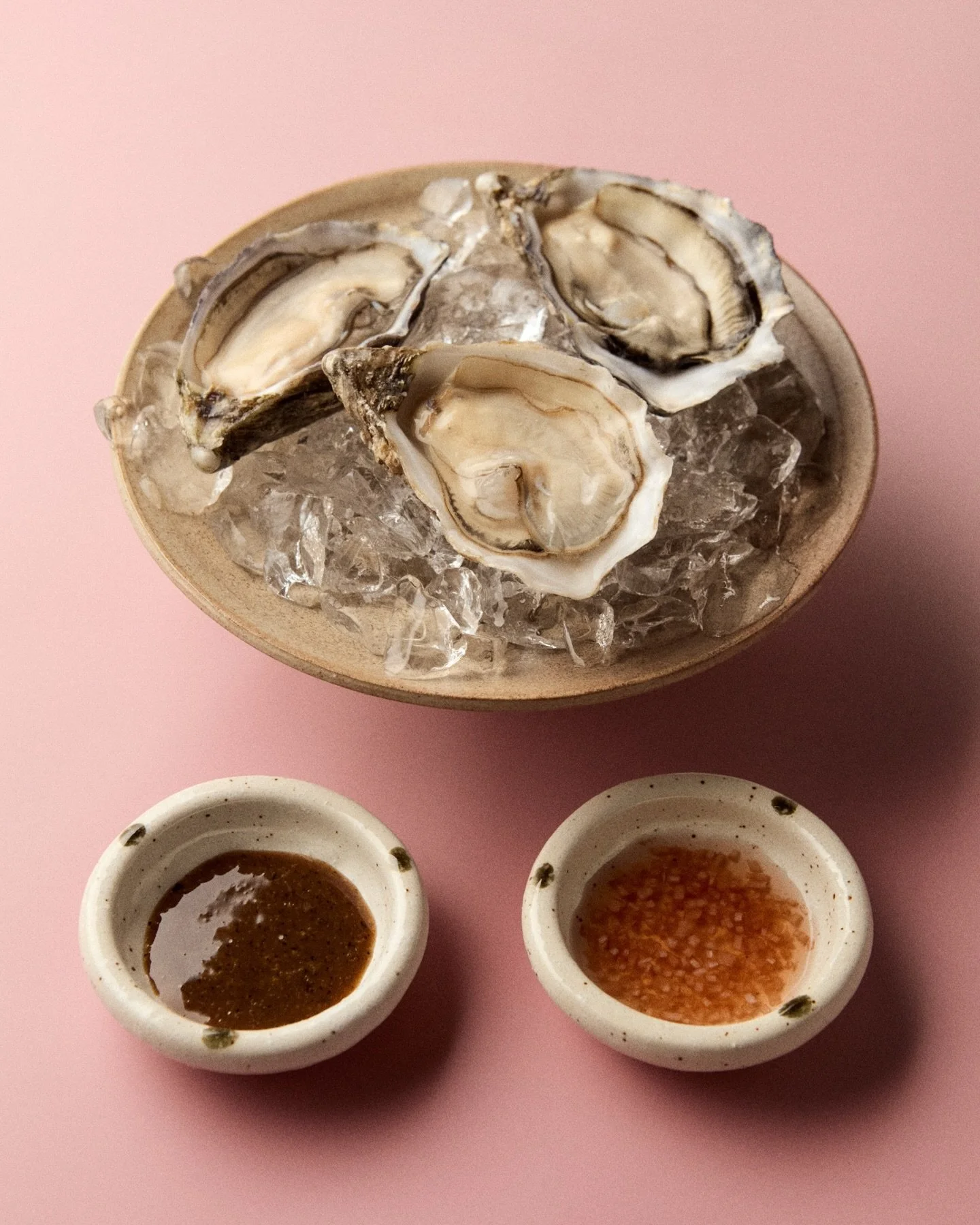 Bag Essens st&aring;r et erfarent k&oslash;kken.

Samlet har vi mere end 50 &aring;rs erfaring med at forvandle s&aelig;sonens bedste r&aring;varer til smagfulde serveringer.

#Essenscatering #gourmetcatering #streetfoodcatering #streetfoodfest