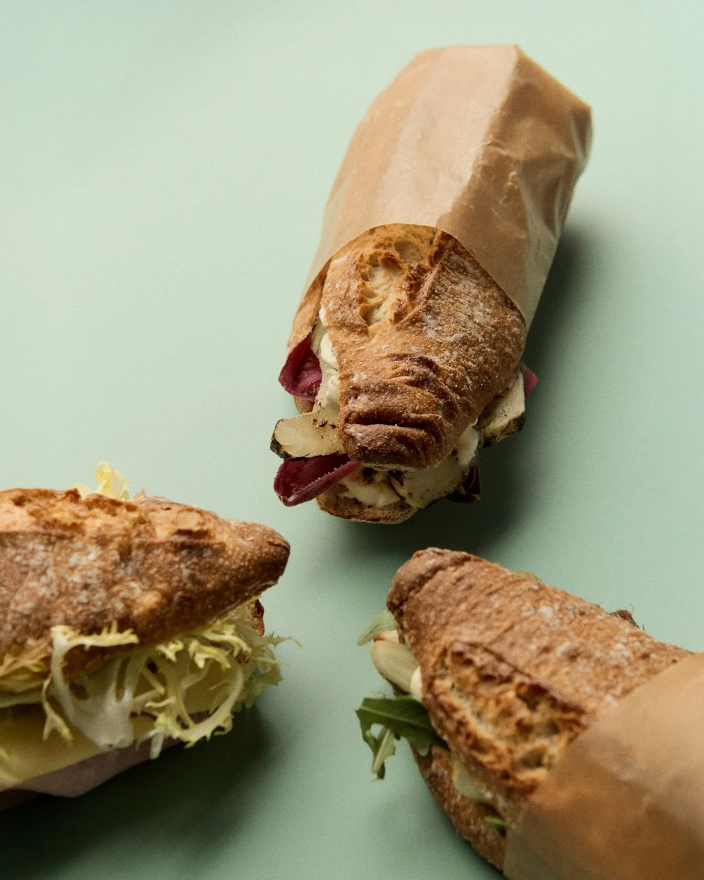 Vores street food serveres fra madstationer, som kan kombineres med vores partneres foodtrucks 🫔

Pr&oslash;v vores franske baguettes, hvor I v&aelig;lger 2 varianter: 
&bull; Confiteret and, sennep og cornichon
&bull; Jambon, gruyere og dijonaise
&