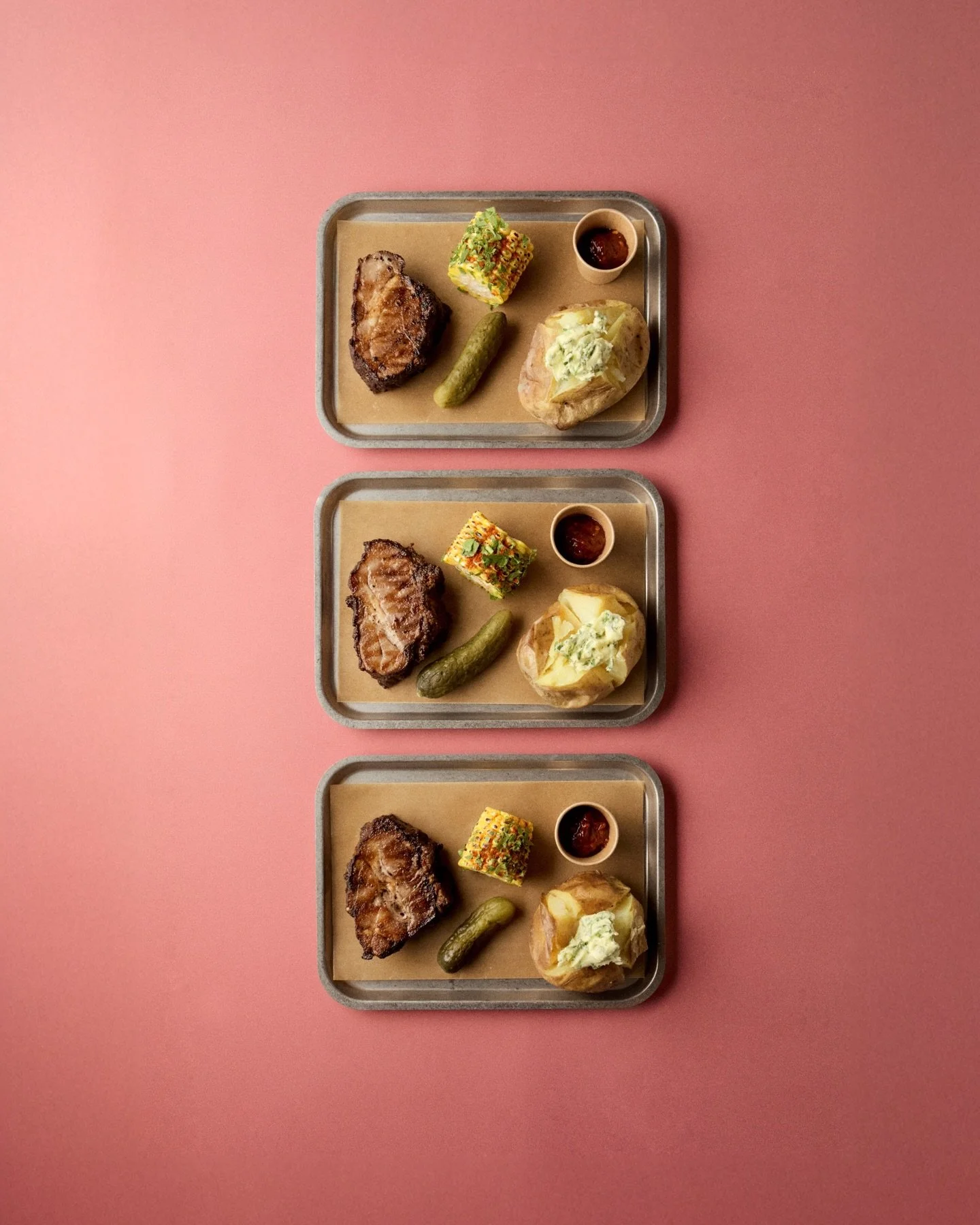 Lad vores street food blive en naturlig del af jeres firmaevent. Vi sammens&aelig;tter en menu, som komplimenterer jeres jeres event og giver en oplevelse ud over det s&aelig;dvanlige.

Essens&rsquo; grill bar byder p&aring;:
&bull; Okse N.Y Dog med 