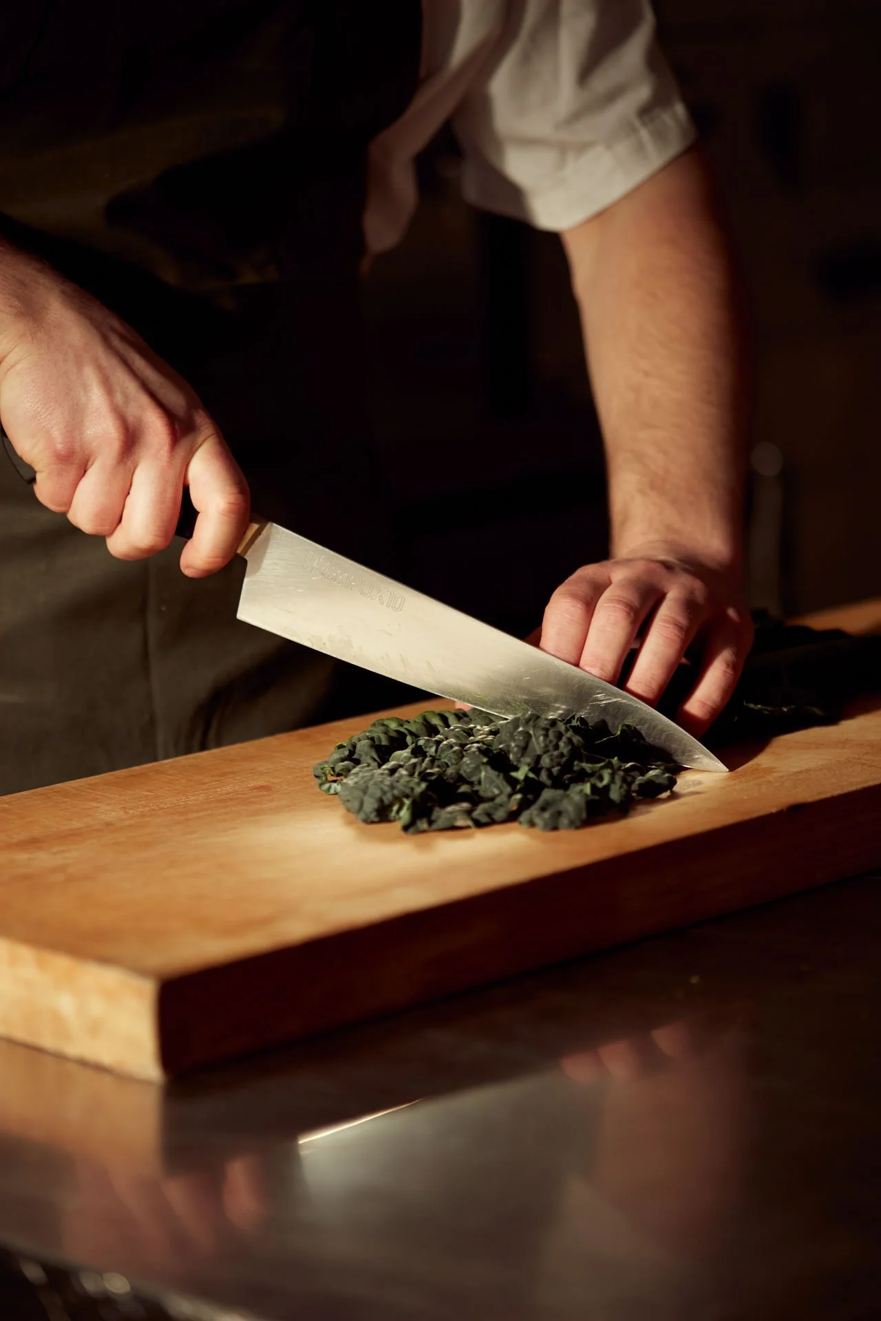 Kok tilbereder gourmet catering til event hos Essens