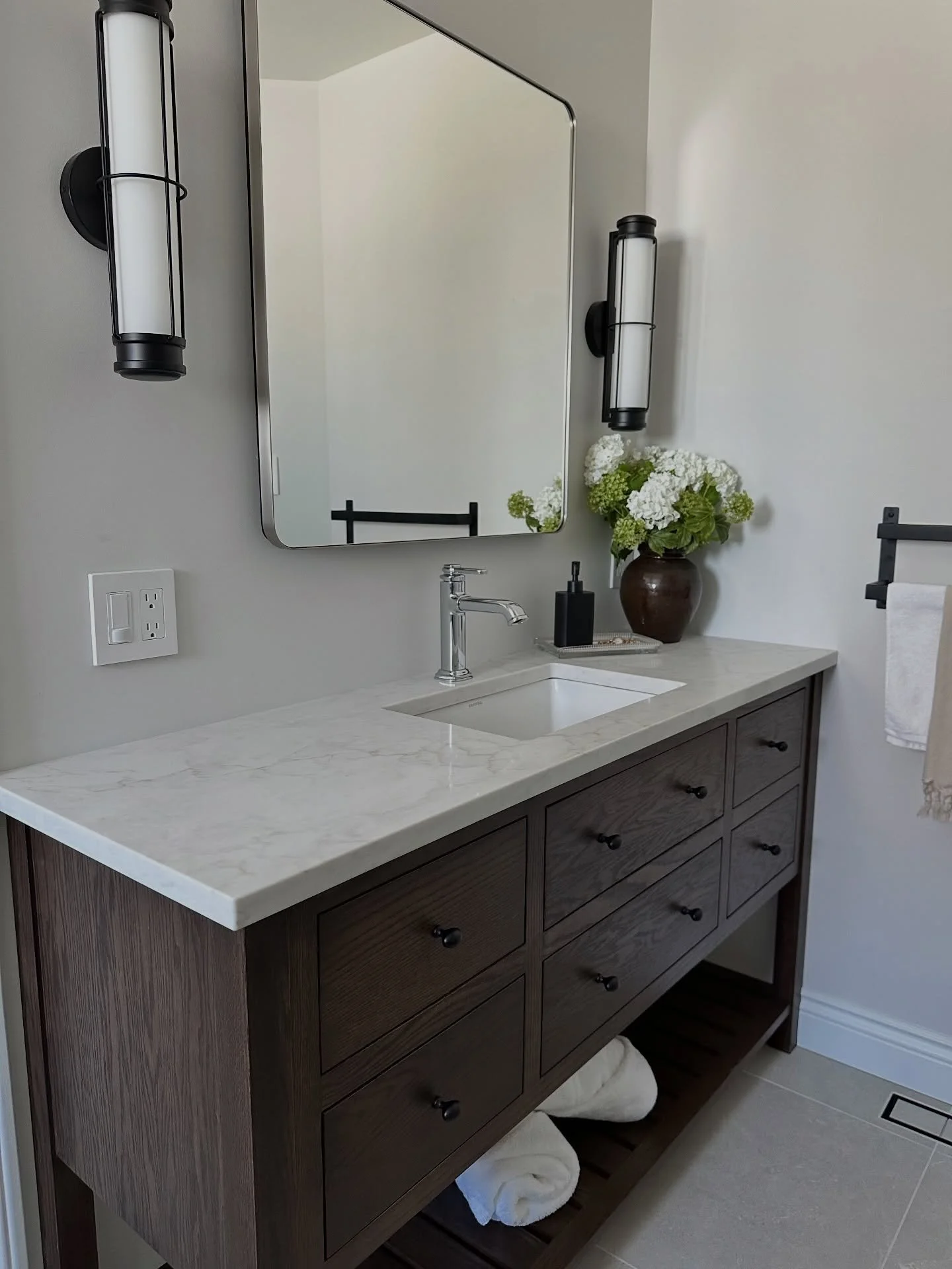 iPhone shots from today&rsquo;s photoshoot at Golden Acres Ensuite ✨ 

design + styling: @lminteriors.designstudio 
contracting: @southwood.carpentry