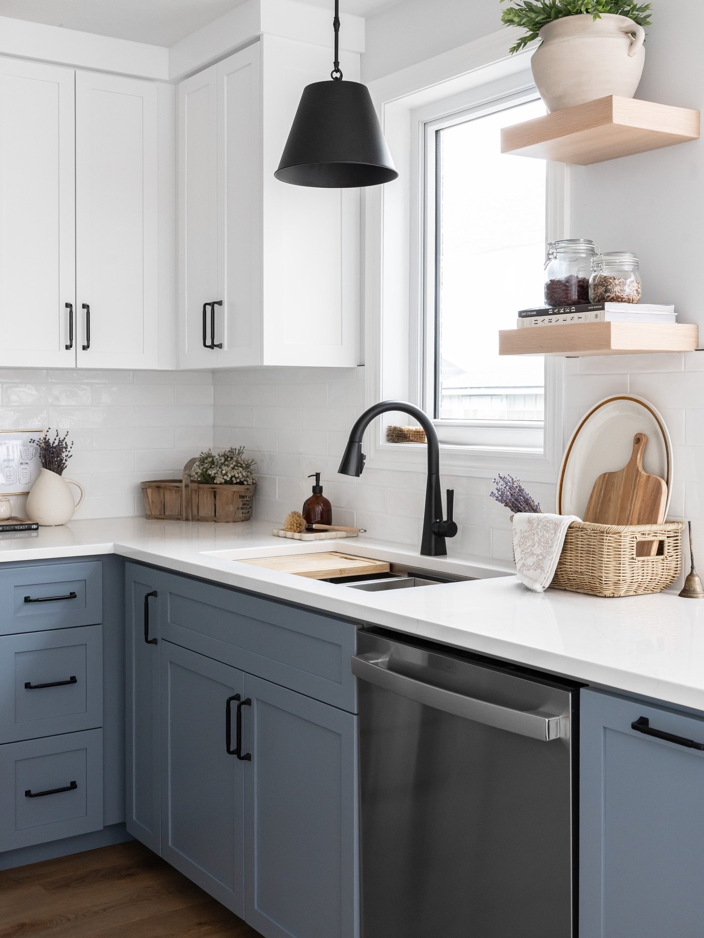 still so obsessed with Project Walker 🤤 

design + styling: @lminteriors.designstudio 
contracting: @gentsgc 
photography: @laurenweiler.photo