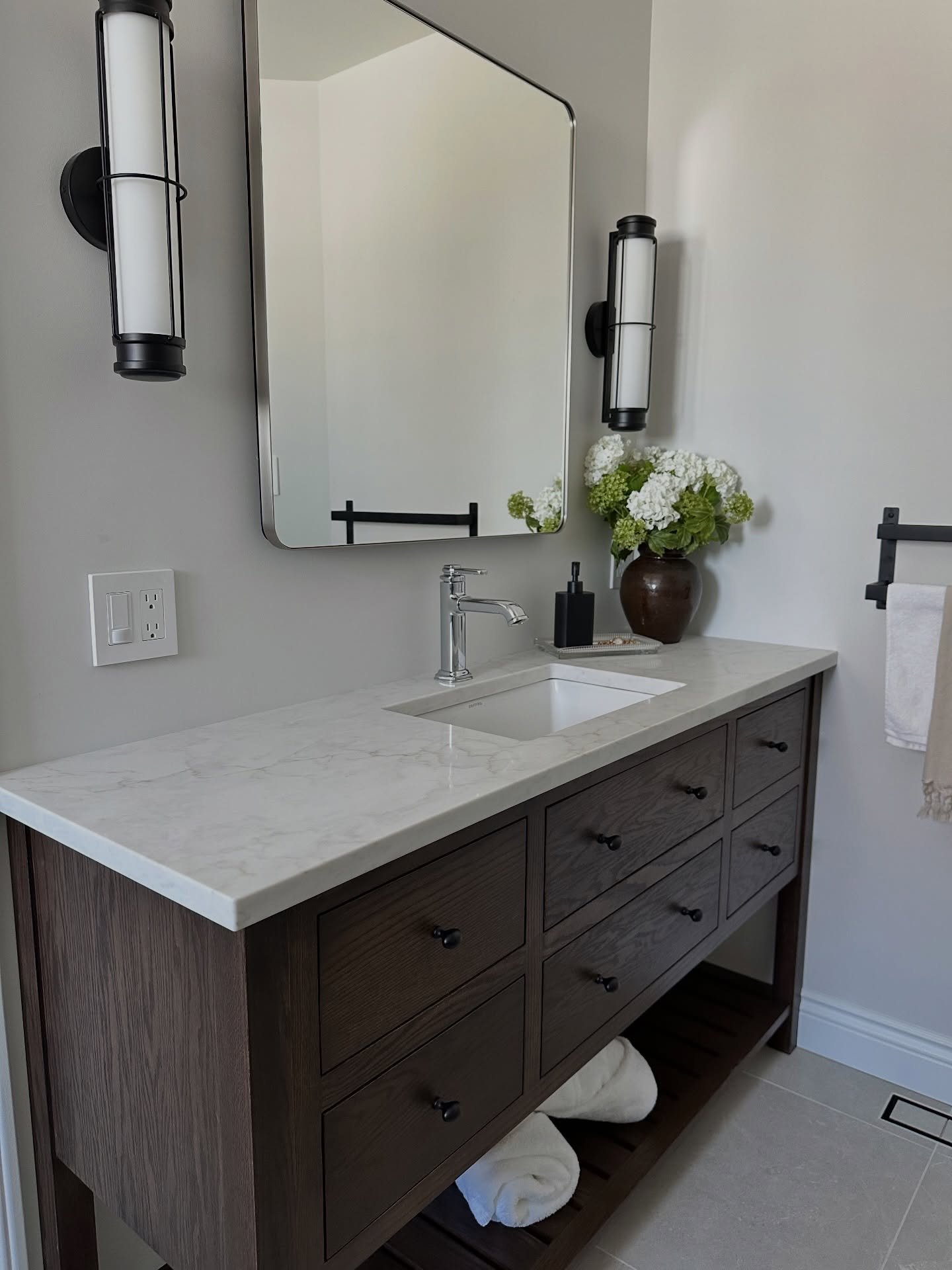 iPhone shots from today&rsquo;s photoshoot at Golden Acres Ensuite ✨ 

design + styling: @lminteriors.designstudio 
contracting: @southwood.carpentry