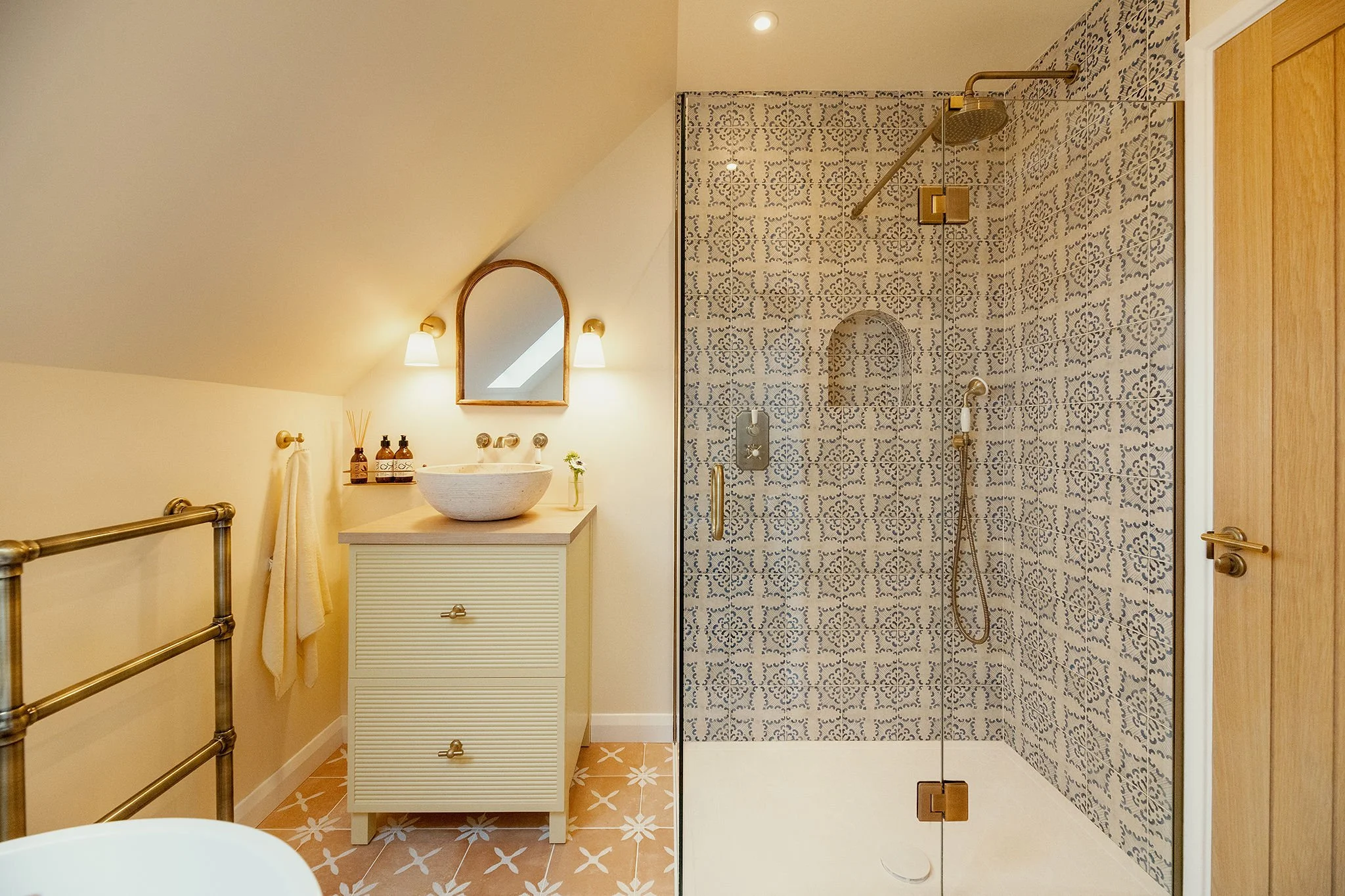 DESIGNING A SUN-SOAKED BATHROOM IN THE UK