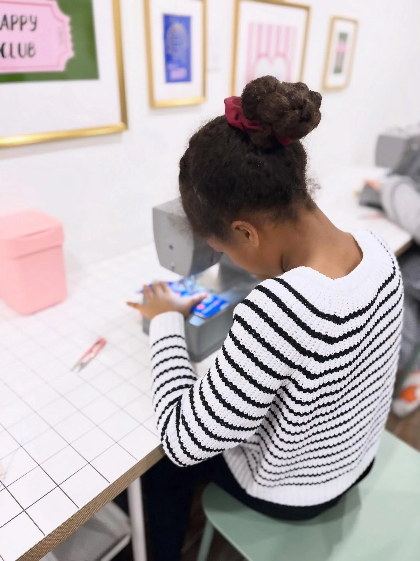 Small hands, big focus ✂️📚✨
So proud of how locked-in and creative our Sew &amp; Tell crew was while working on their bookmark projects &mdash; stitching with care, patience &amp; so much heart 🧵💛

#SewAndTell #FocusedMakers #LittleCreators #Futur