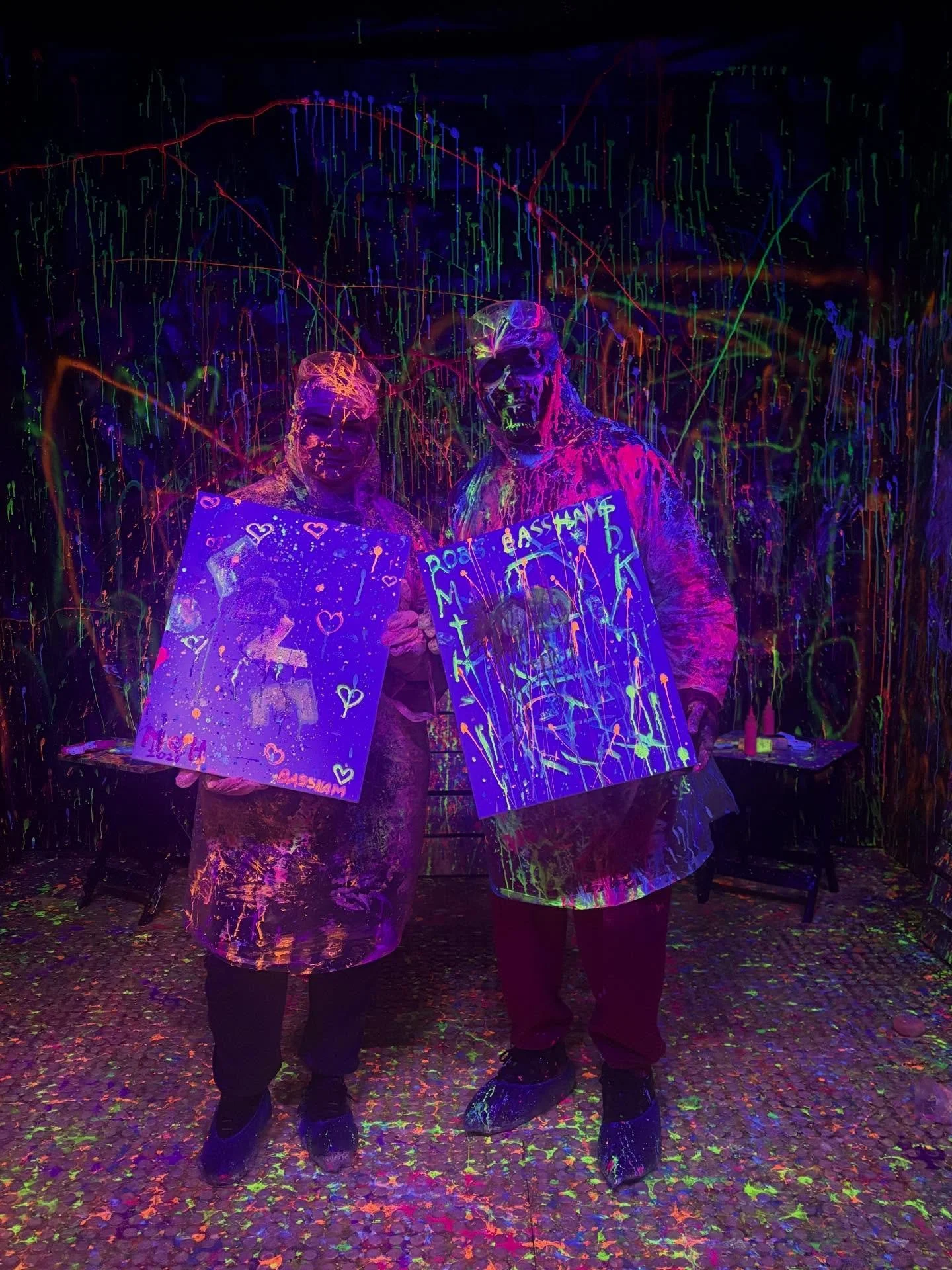 It's finally the weekend!! 🥳

Are you tired of the same old date night? 😴
Give out paint splatter 🫟 rooms a try. 🖌️🎨🫟
Our Date Night Neon package is perfect!!

Book online at 

Splatterpainterie.com