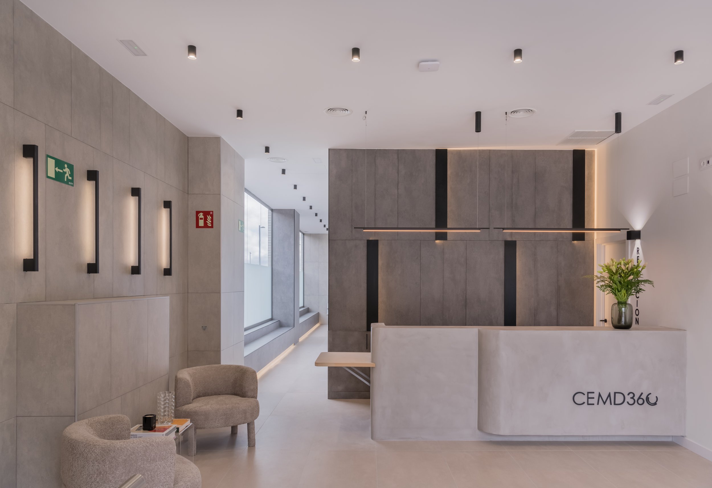 Recepción de la clínica CMED 360 en El Cañaveral, Madrid, especializada en medicina estética, psicología y nutrición
