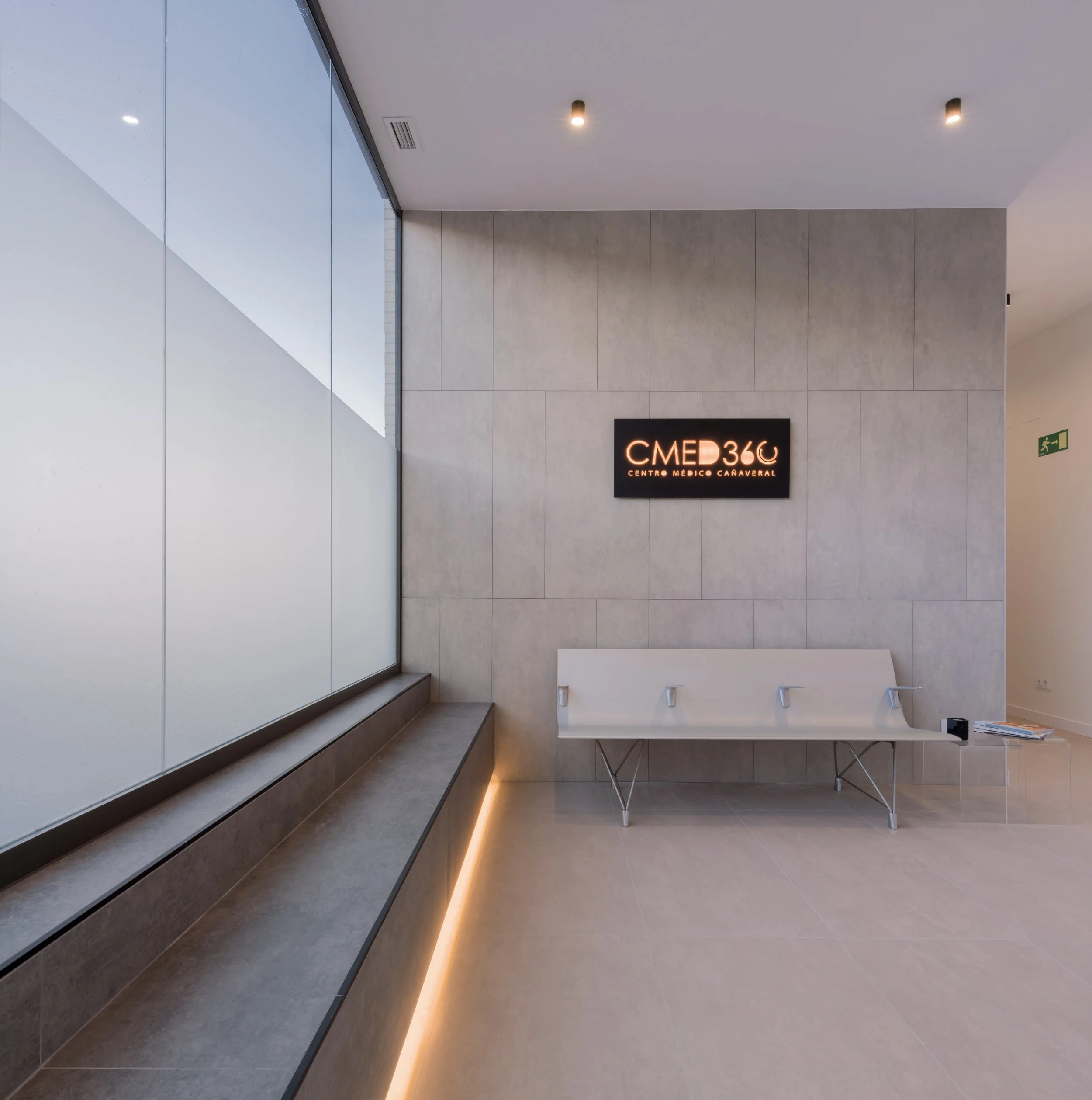 Sala de espera de la clínica CMED 360 en El Cañaveral, centro de medicina estética y psicología en Madrid
