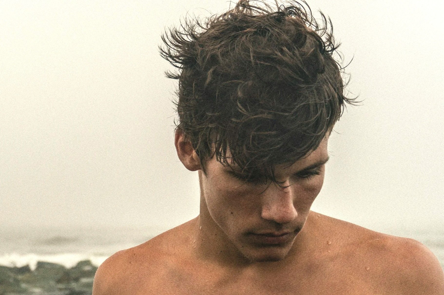 Imagen borrosa con colores oscuros y claros difusos.