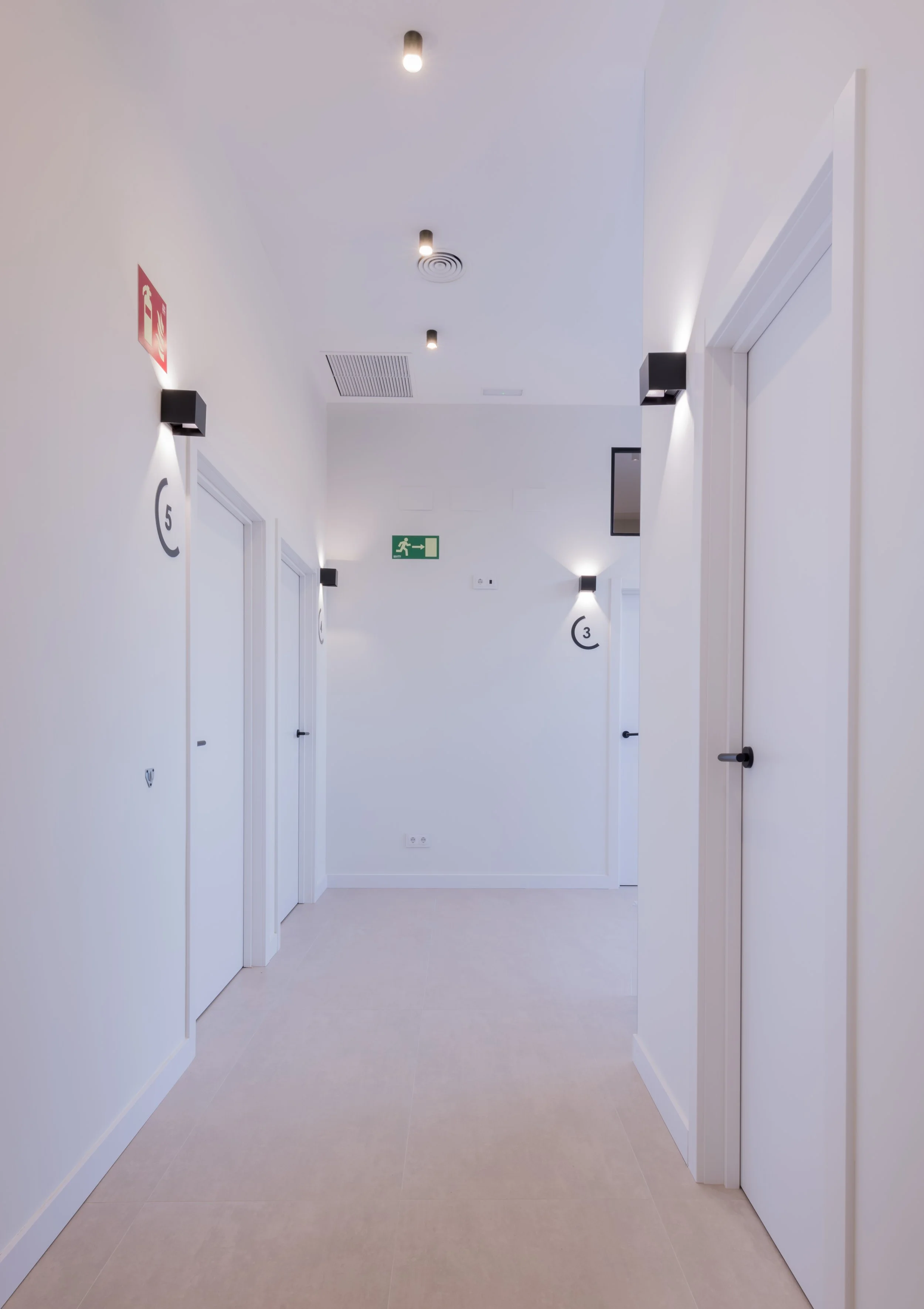 Pasillo con acceso a consultas de medicina estética, psicología, nutrición y análisis clínico