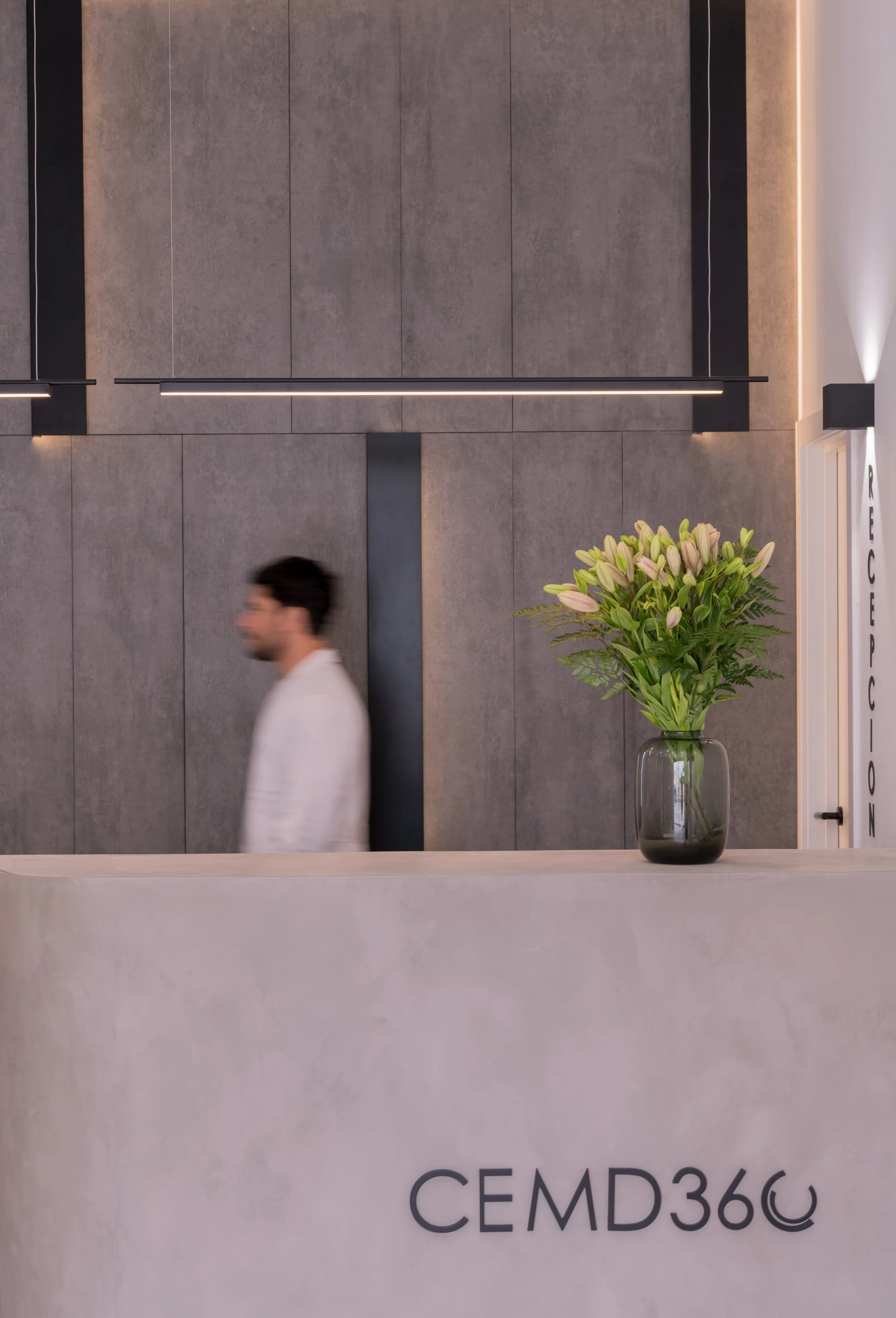 Interior de la recepción de CMED 360 en El Cañaveral, clínica de medicina estética y psicología en Madrid