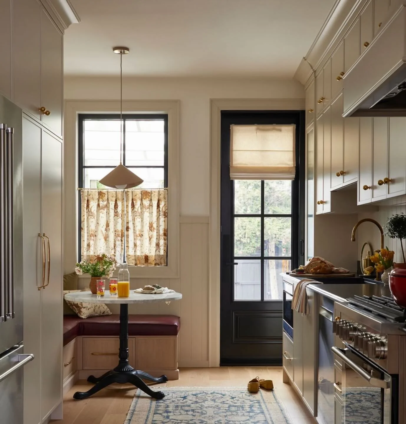 A beautiful, cozy and functional kitchen ☺️ #clientchictrad
Shot by @niamhbarryphoto 

#interiors #interiordesign #toronto #klainteriors #kitchendesign #cozyhome #pennymorrison