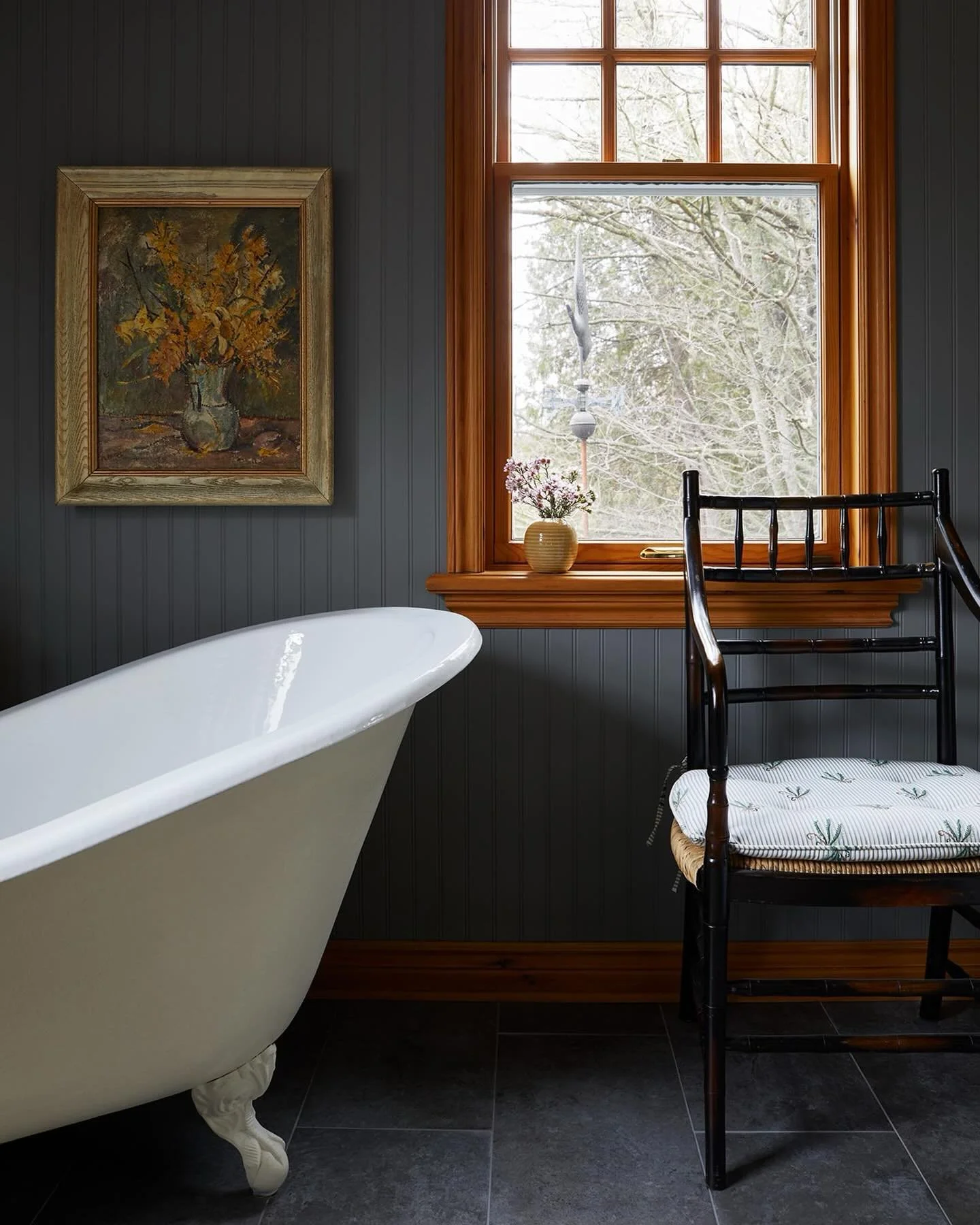 A simple farmhouse washroom ready for tub season 🛁
Shot by @niamhbarryphoto 

#washroom #tubseason #bathtub #clawfoottub #farmhouse #interiordesign #caledon #klainteriors
