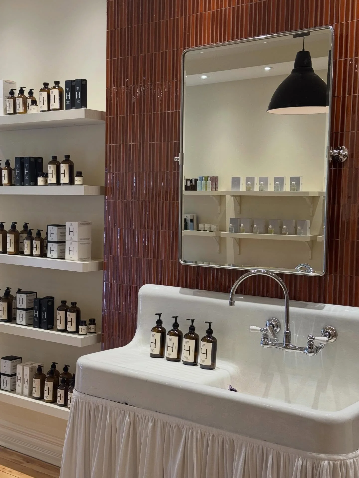 Although not yet fully complete - the @shophealthhut refresh is getting closer to the finish line and more importantly the store is open! Just wait for the cash desk to make her appearance ✨👌🏻 #KLAInteriors

#interiordesign #commercial #healthhut #