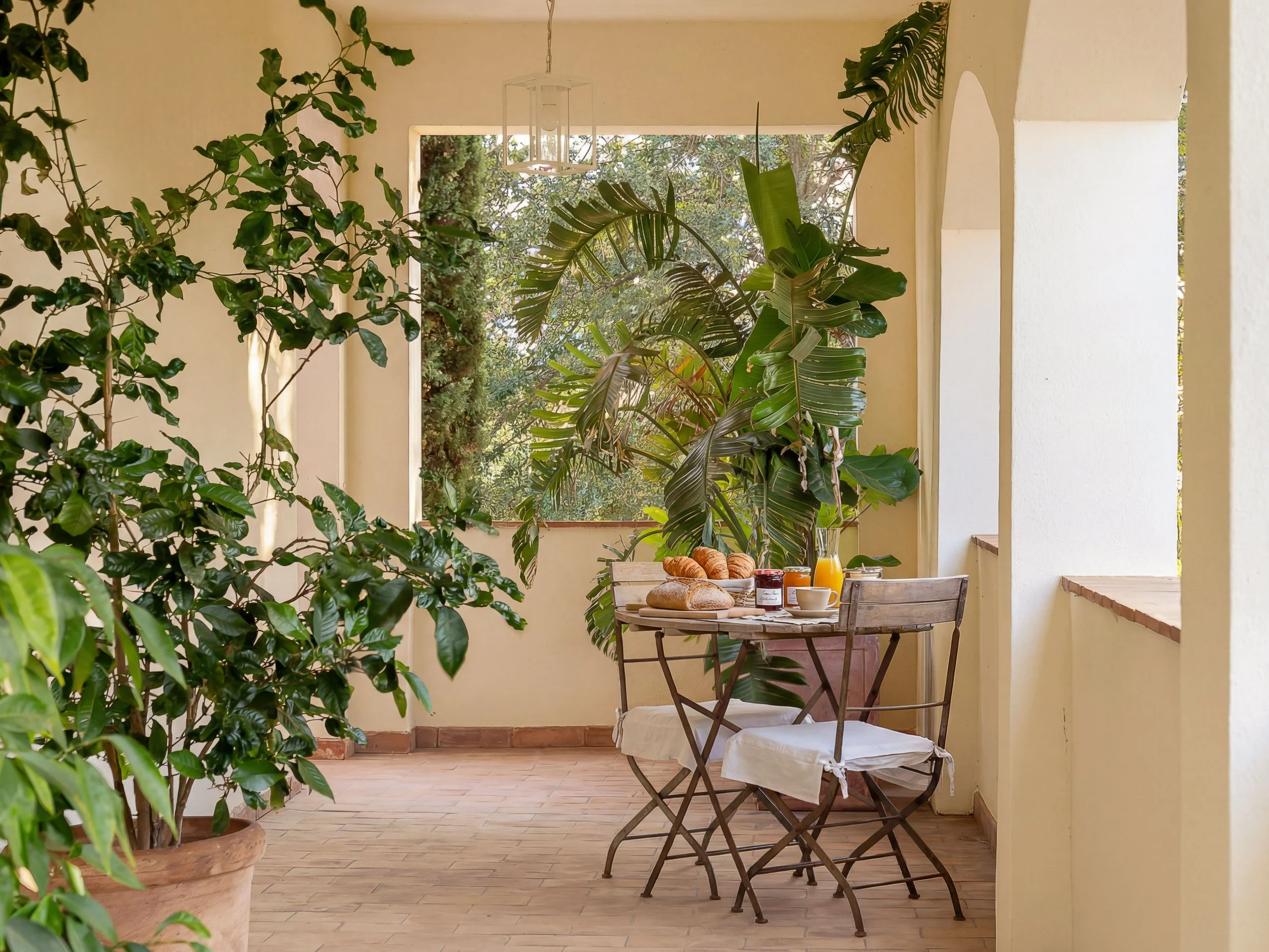 Fotografo per agriturismi in Toscana. Fotografia professionale per strutture ricettive in Toscana. Foto della terrazza privata di una camera deluxe.