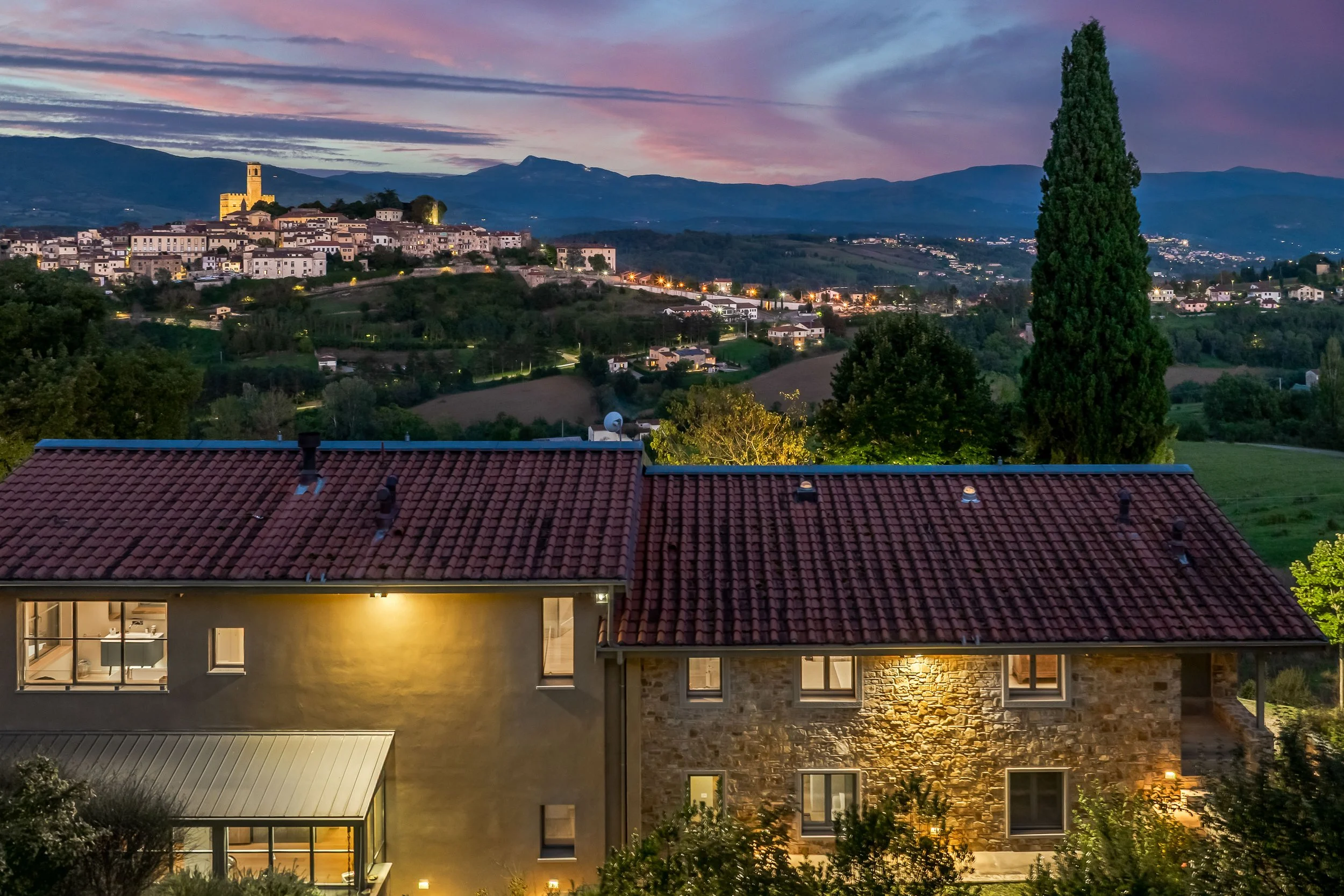 Fotografo immobiliare, fotografia con drone per real estate di lusso, immobili di pregio per agenzie immobiliari luxury, villa moderna con panorama su Poppi, colline di Arezzo