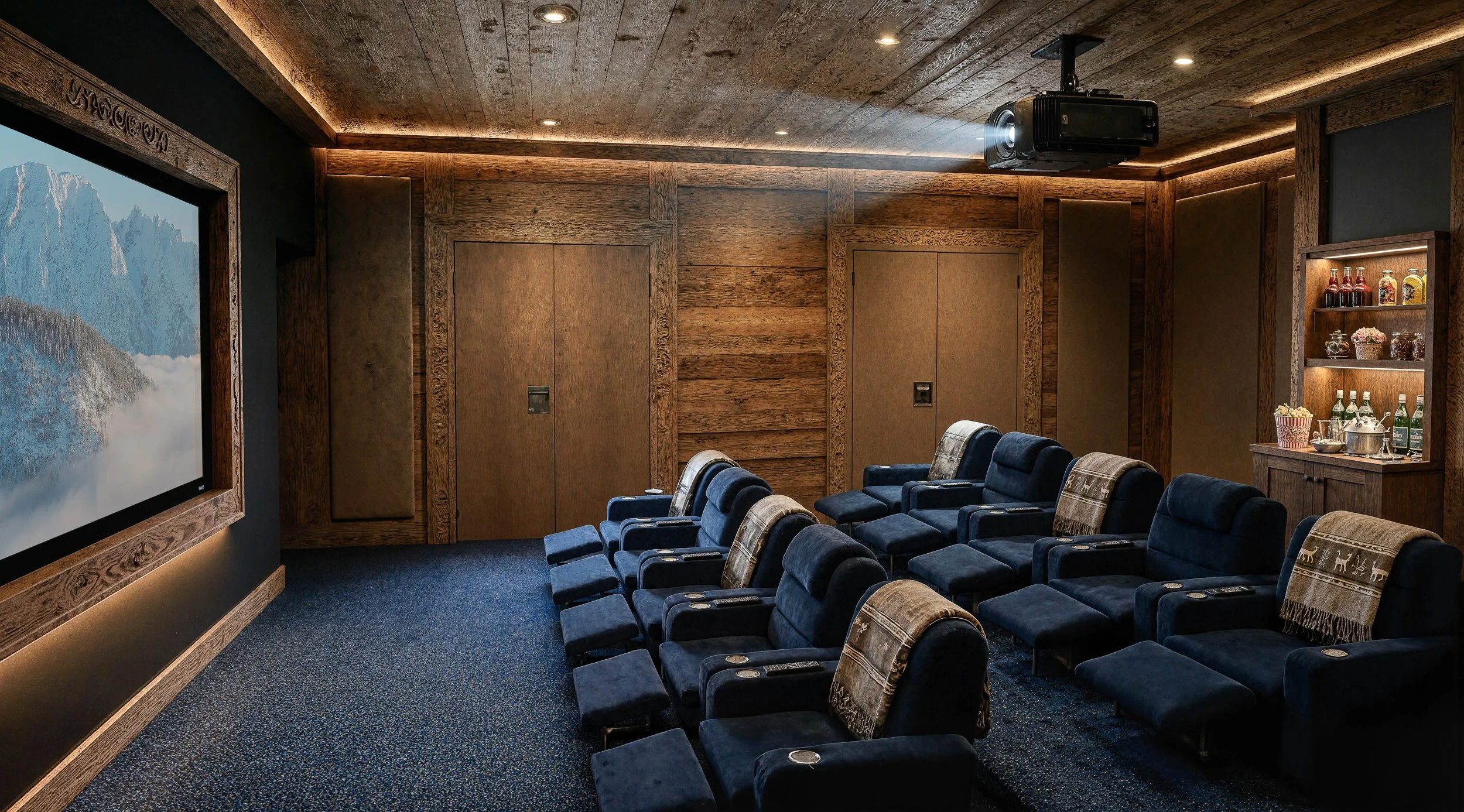 Sala cinema con sedili blu e pareti in legno, proiettore sul soffitto, parete con display e snack bar con snack e bevande.