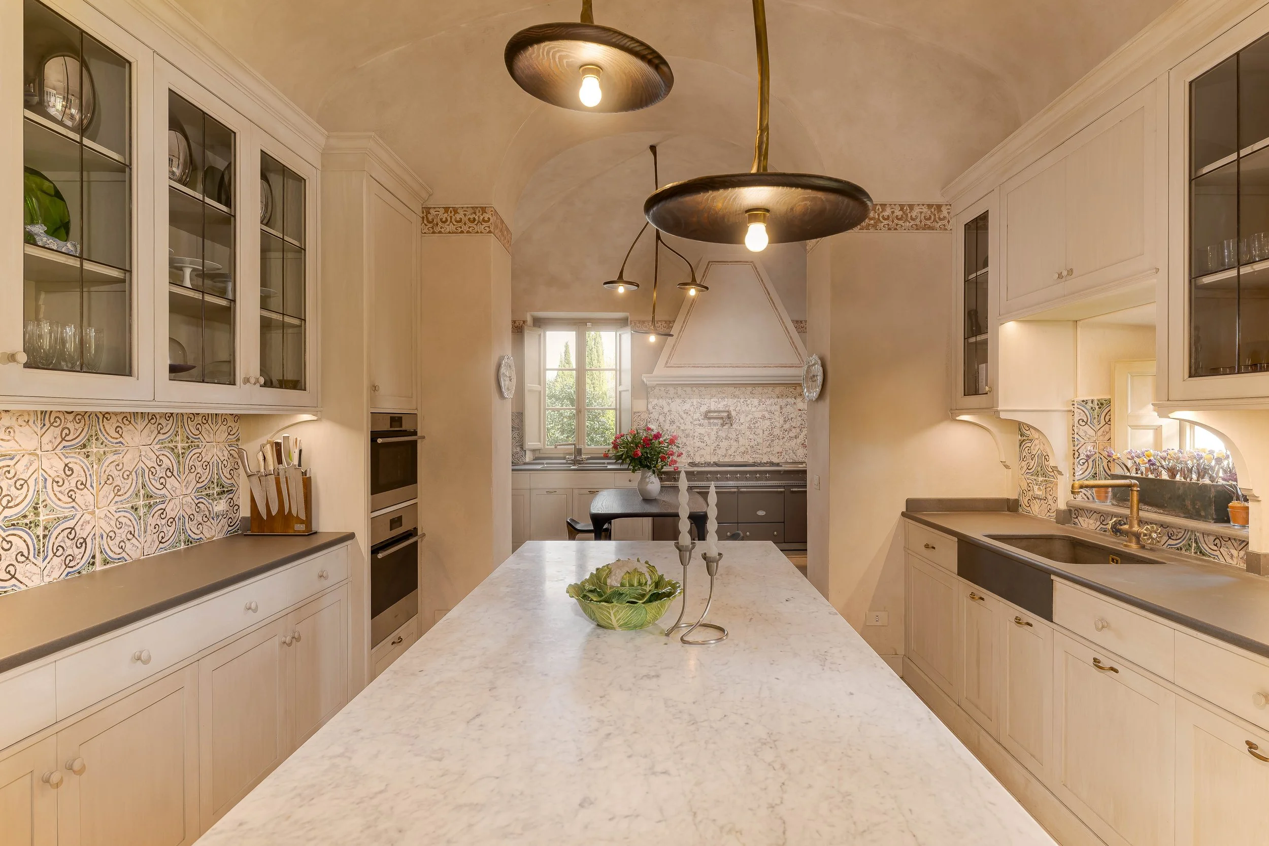 Fotografo immobiliare Firenze, fotografia professionale per agenzie immobiliari di lusso. Villa storica con arredi di design, cucina.
