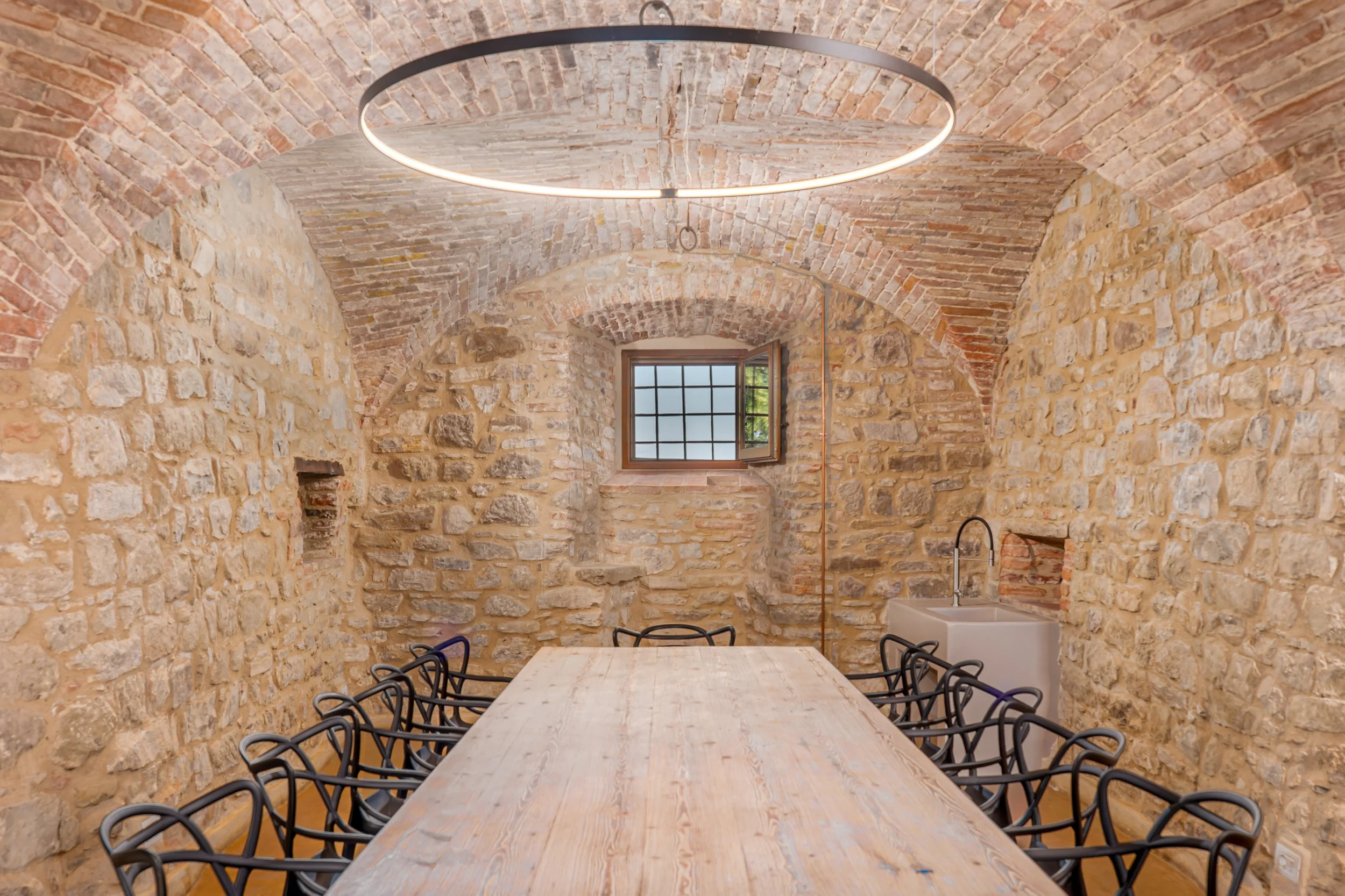Casale-Fotografia-Cantina-Castello-rustico-Firenze-Vistalux-immobiliare.jpg