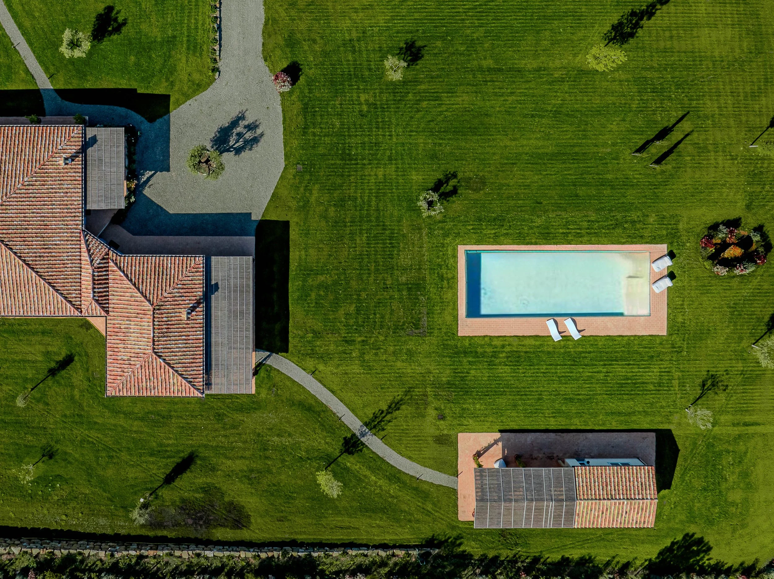 Fotografo immobiliare, fotografia con drone per real estate di lusso, immobili di pregio per agenzie immobiliari luxury, piscina di villa colonica