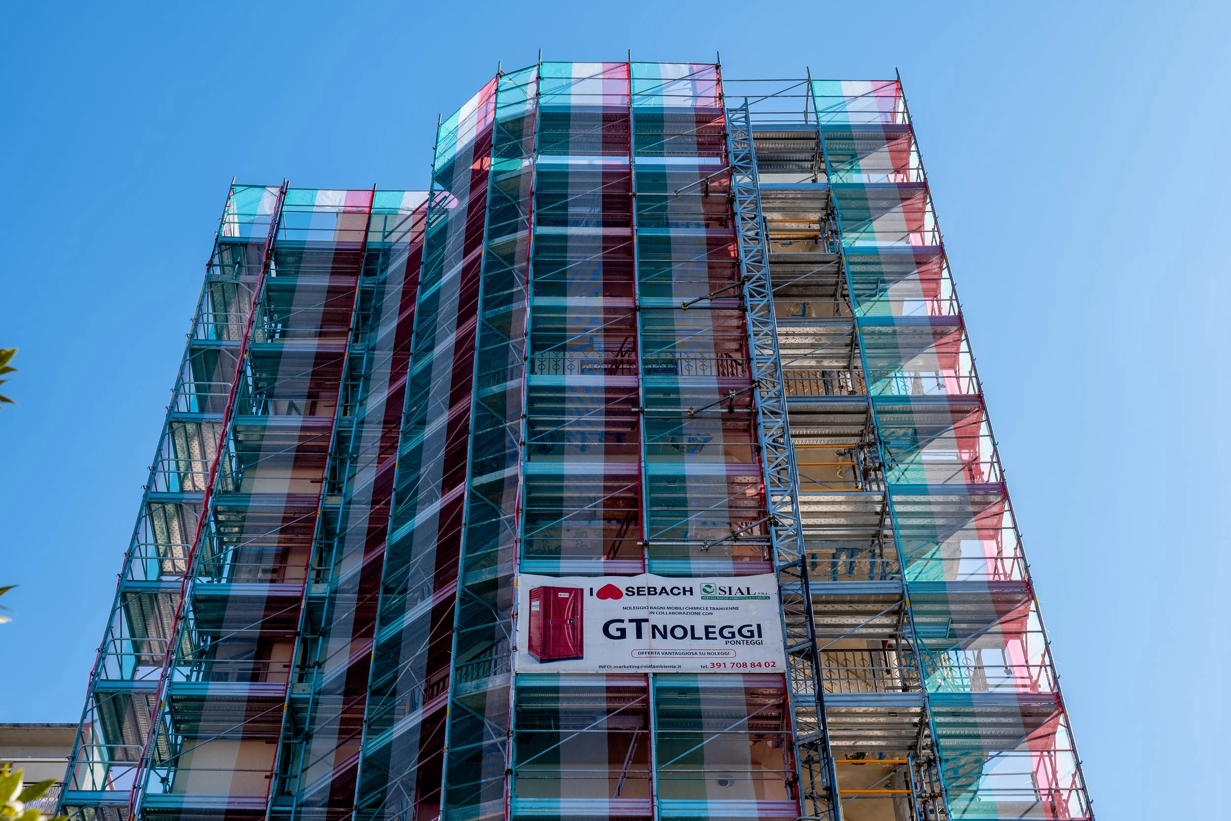 Fotografo per developer e cantieri, foto professionali per imprese edili, palazzo con impalcature