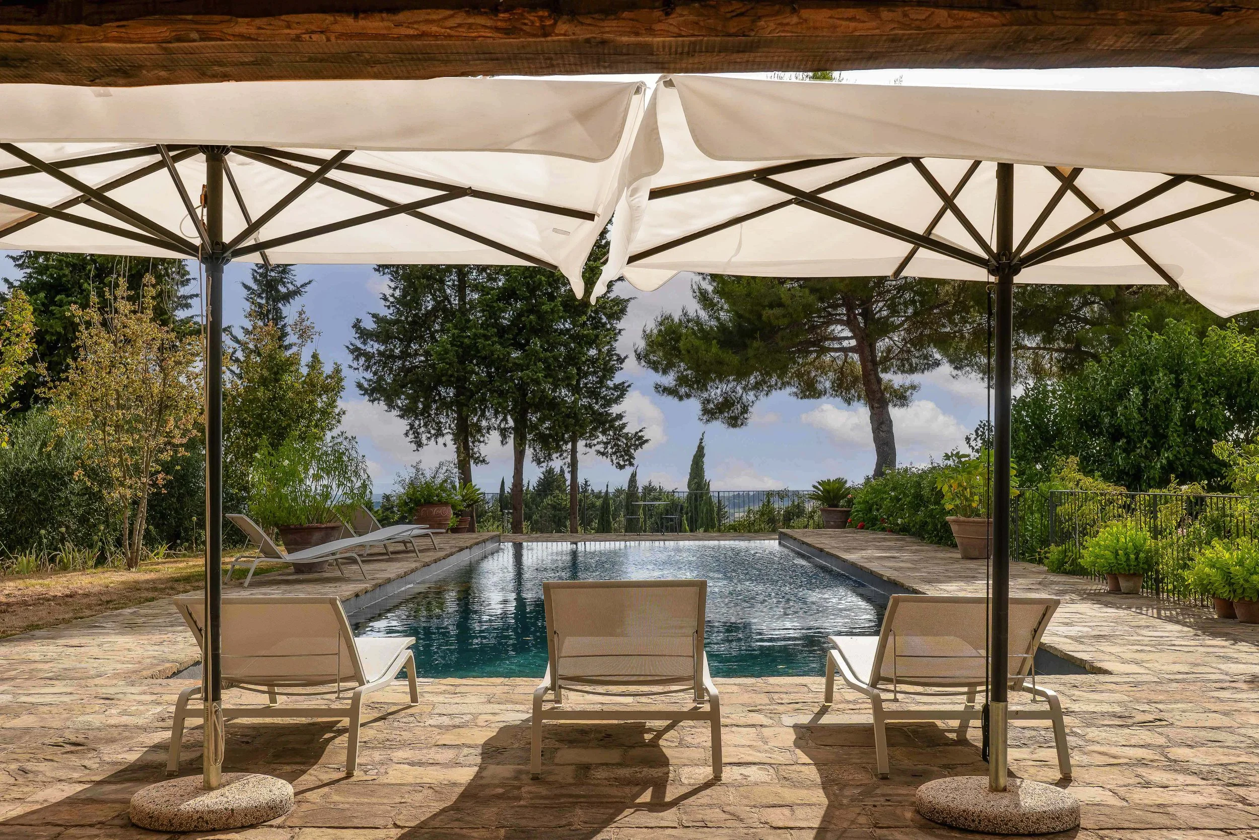 Fotografo per agriturismi in Toscana. Fotografia professionale per strutture ricettive in Toscana. Foto esterno piscina al tramonto.