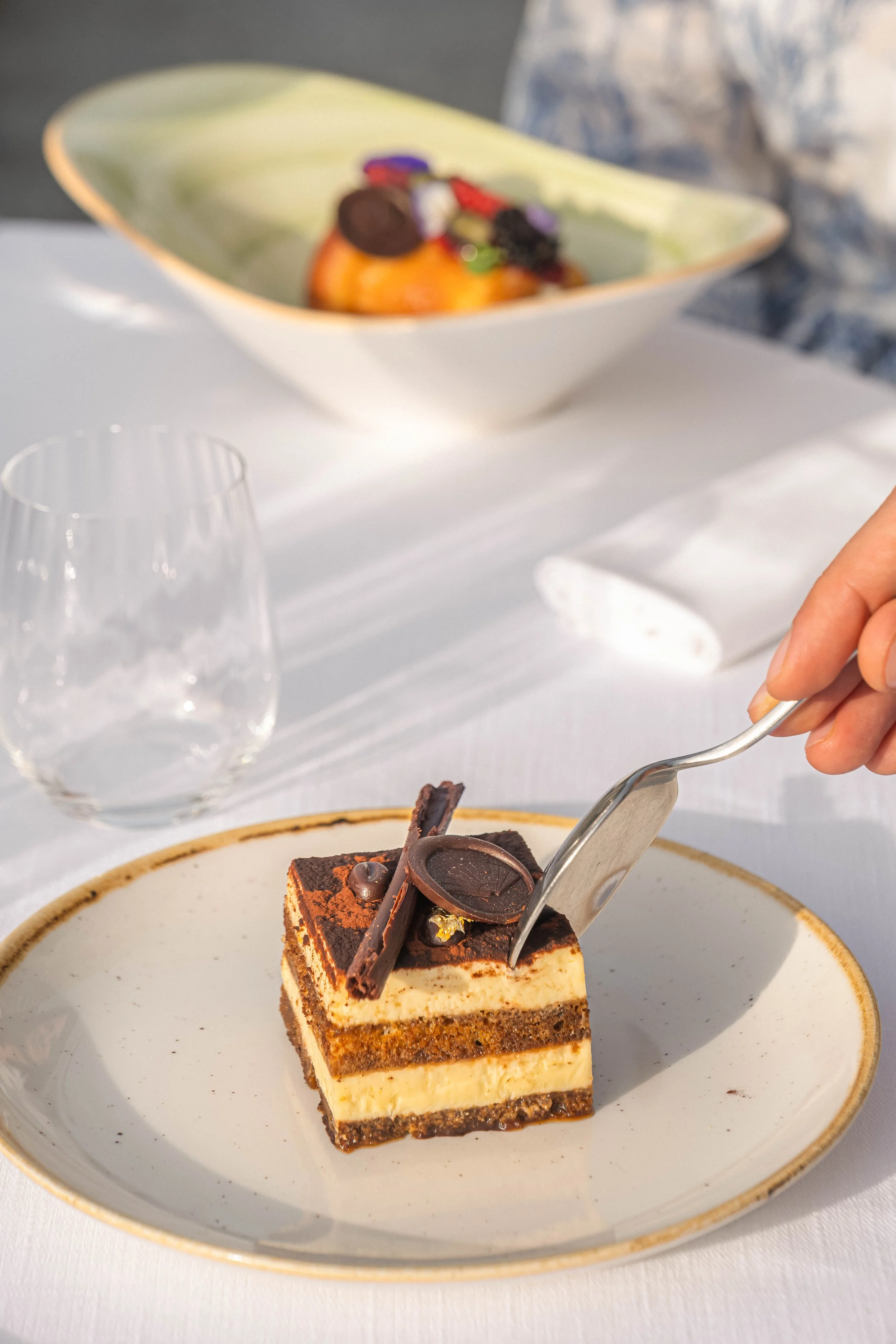 Agenzia branding per hotel di lusso, piscina coppia, dessert mangiato sul lago di Como