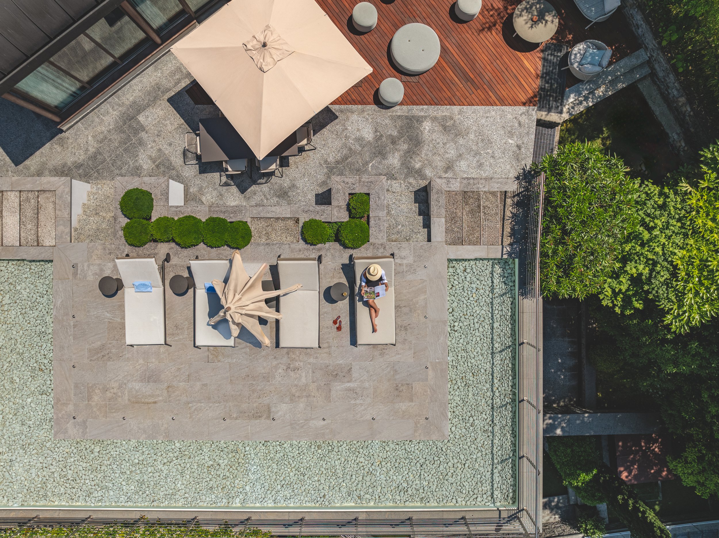 Luxury hotel branding and visual production, resort di lusso, suite fotografata con drone