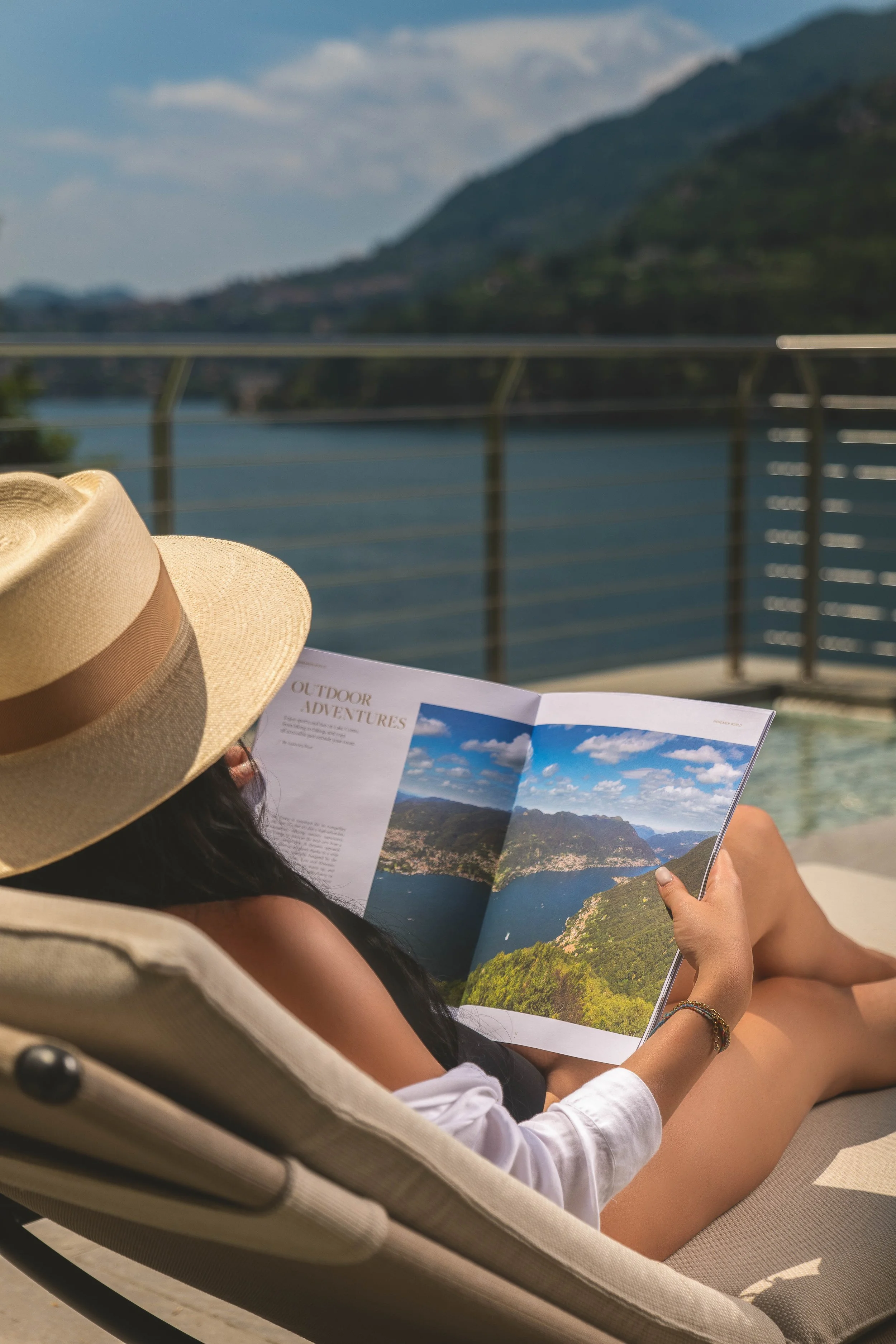 Luxury hotel branding and visual production, resort di lusso, modella, suite sul lago