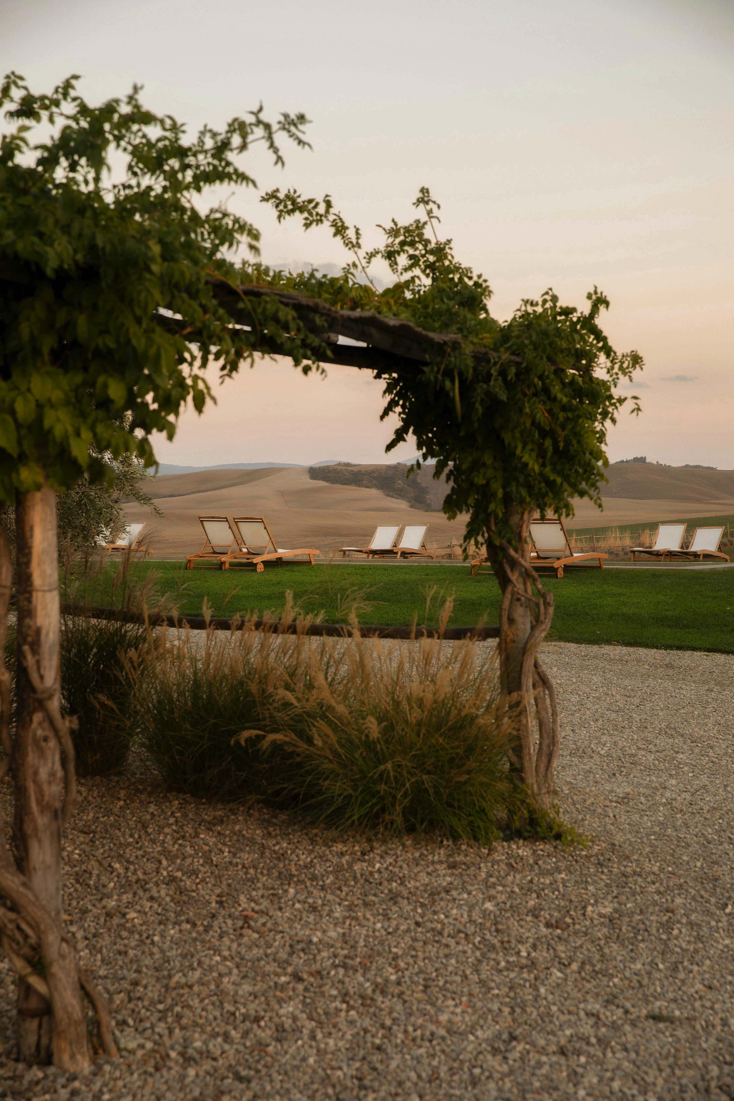 Luxury hotel branding and visual production, resort di lusso piscina resort al tramonto in val d'Orcia