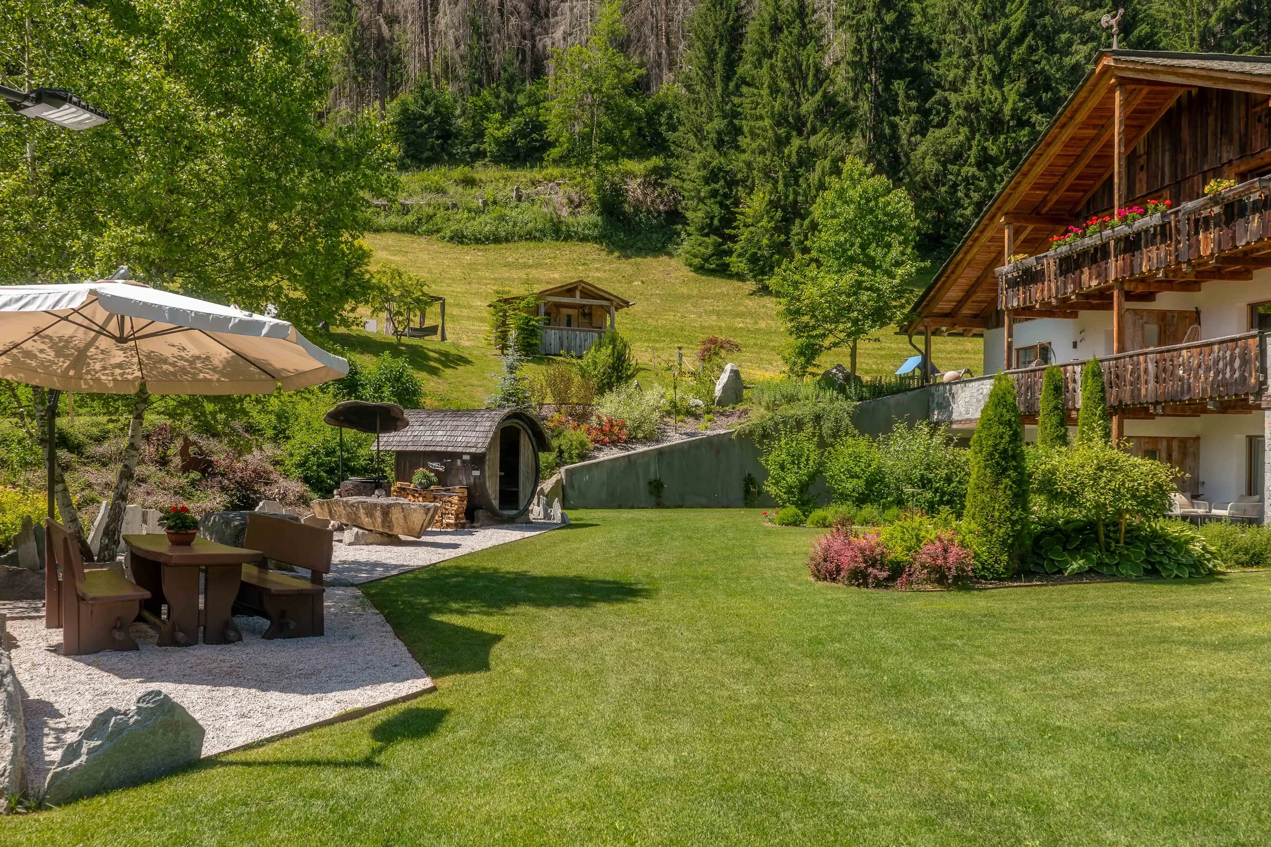 Hotelfotograf Südtirol, professionelle Fotografie für Hotels und Resorts — Gartenbereich Outdoor Möbel Sonnenschirm Fasssauna