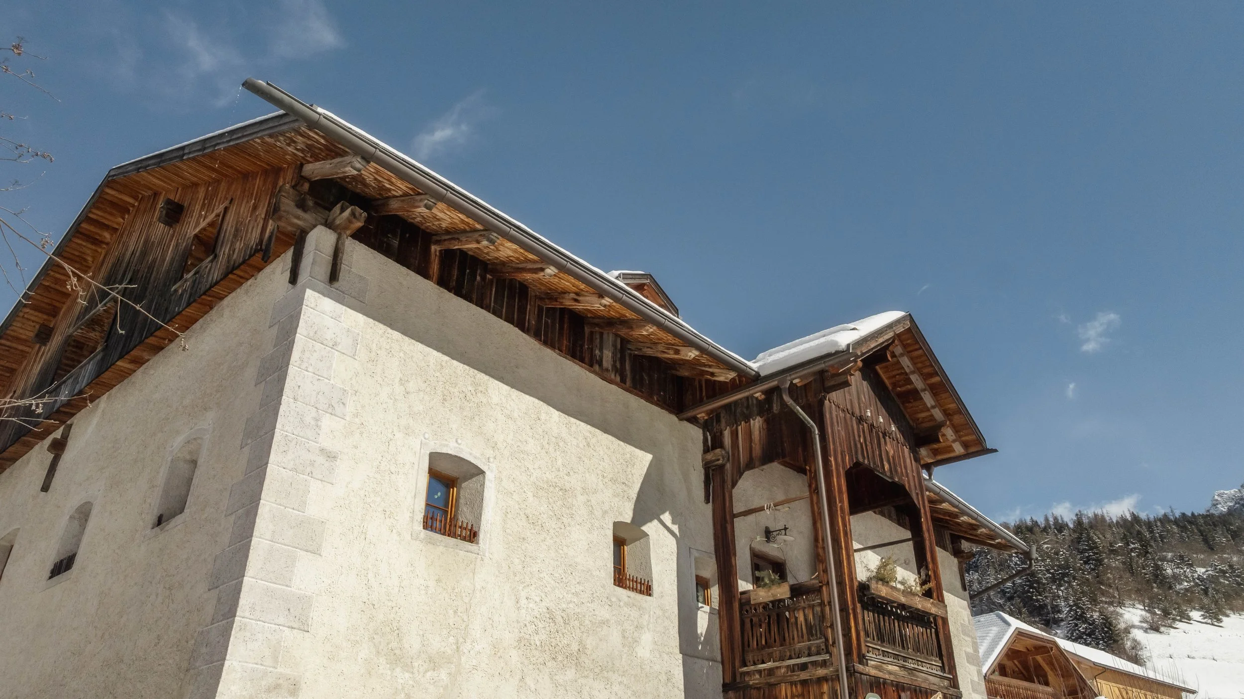 Hotelfotograf Südtirol, professionelle Fotografie für Hotels und Resorts — Luxus Chalet Aussenansicht Sonnenlicht Alpin